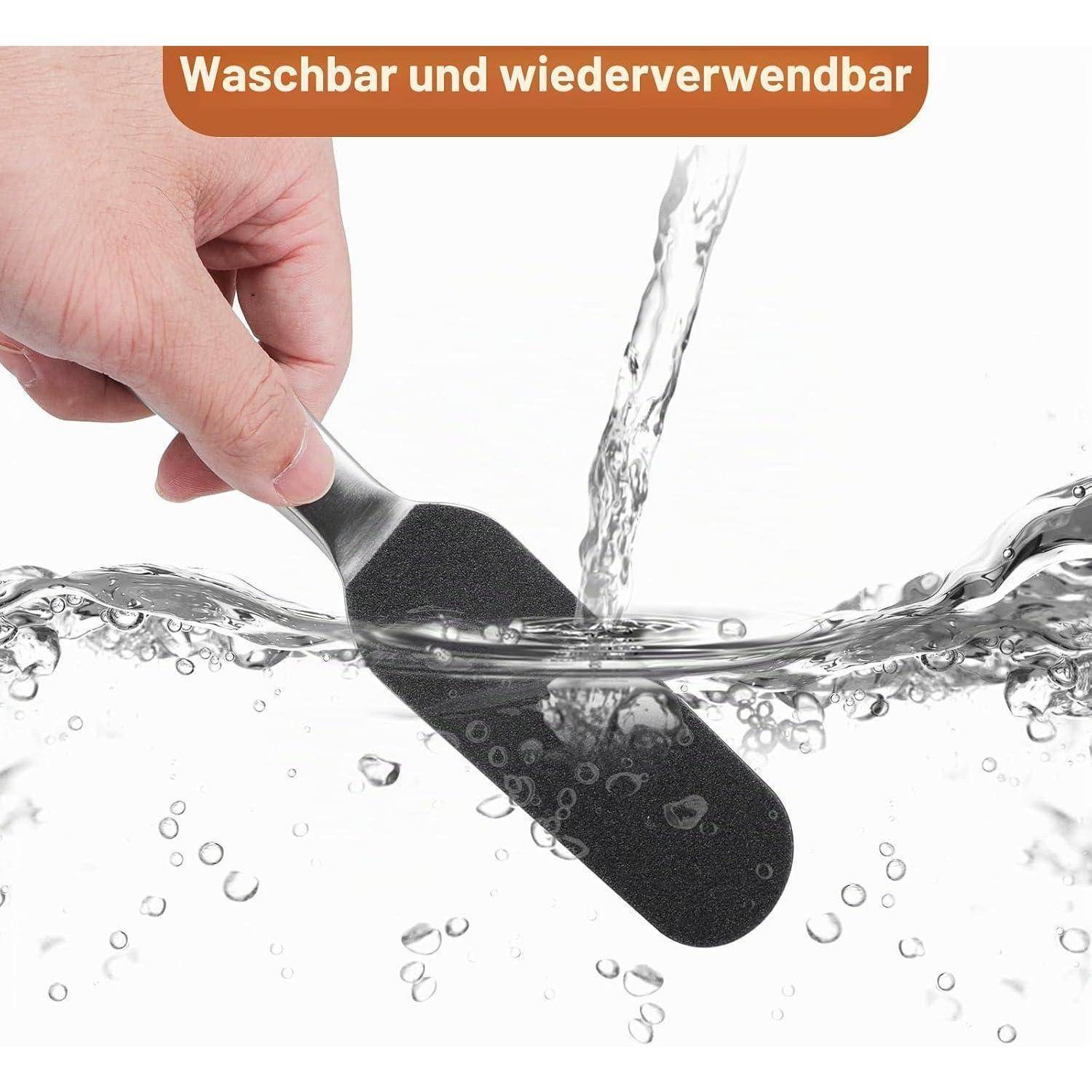 Handwäsche eines schwarzen wiederverwendbaren Schwammbs unter fließendem Wasser, mit dem Text „Waschbar und wiederverwendbar