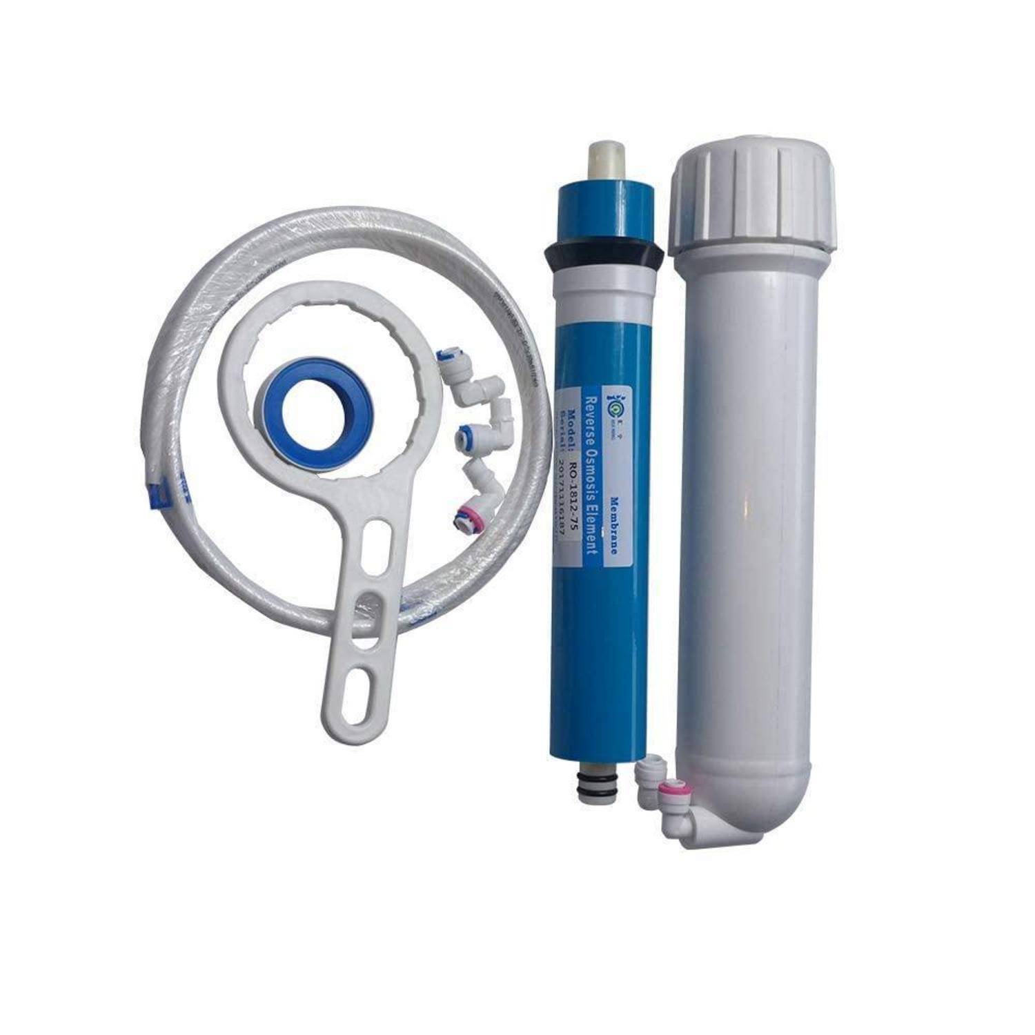 Komponenten des Untertisch-Wasserfiltrationssystems: Spiralschlauch mit Anschlüssen, blaue Filterpatrone und graues Filtergehäuse auf weißem Hintergrund.