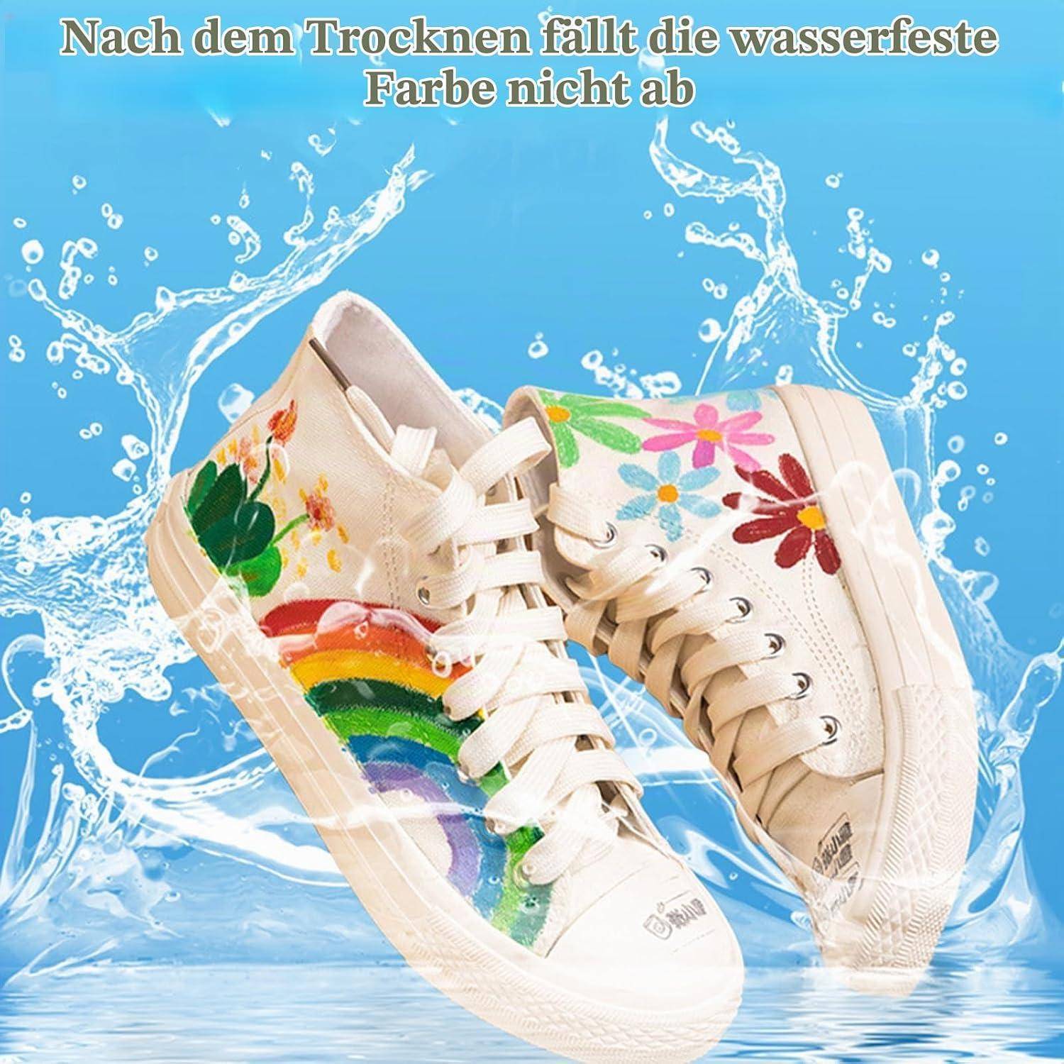 Weiße Sneaker mit bunten Blumen- und Regenbogendesigns, dargestellt mit Wasserspitzern und deutschem Text, der besagt, dass die wasserfeste Farbe nach dem Trocknen nicht abblättert.