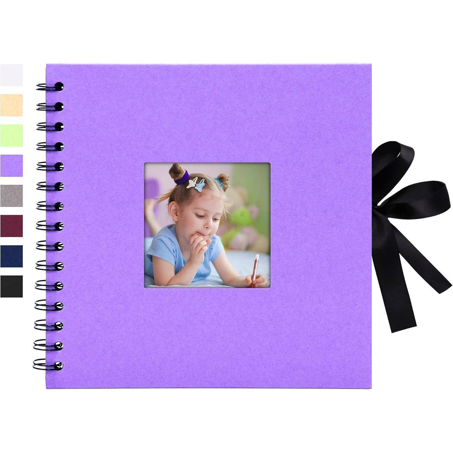 Violettes spiralgebundenes Fotoalbum mit einem kleinen zentrierten Foto eines jungen Mädchens beim Zeichnen, gebunden mit einem schwarzen Band.