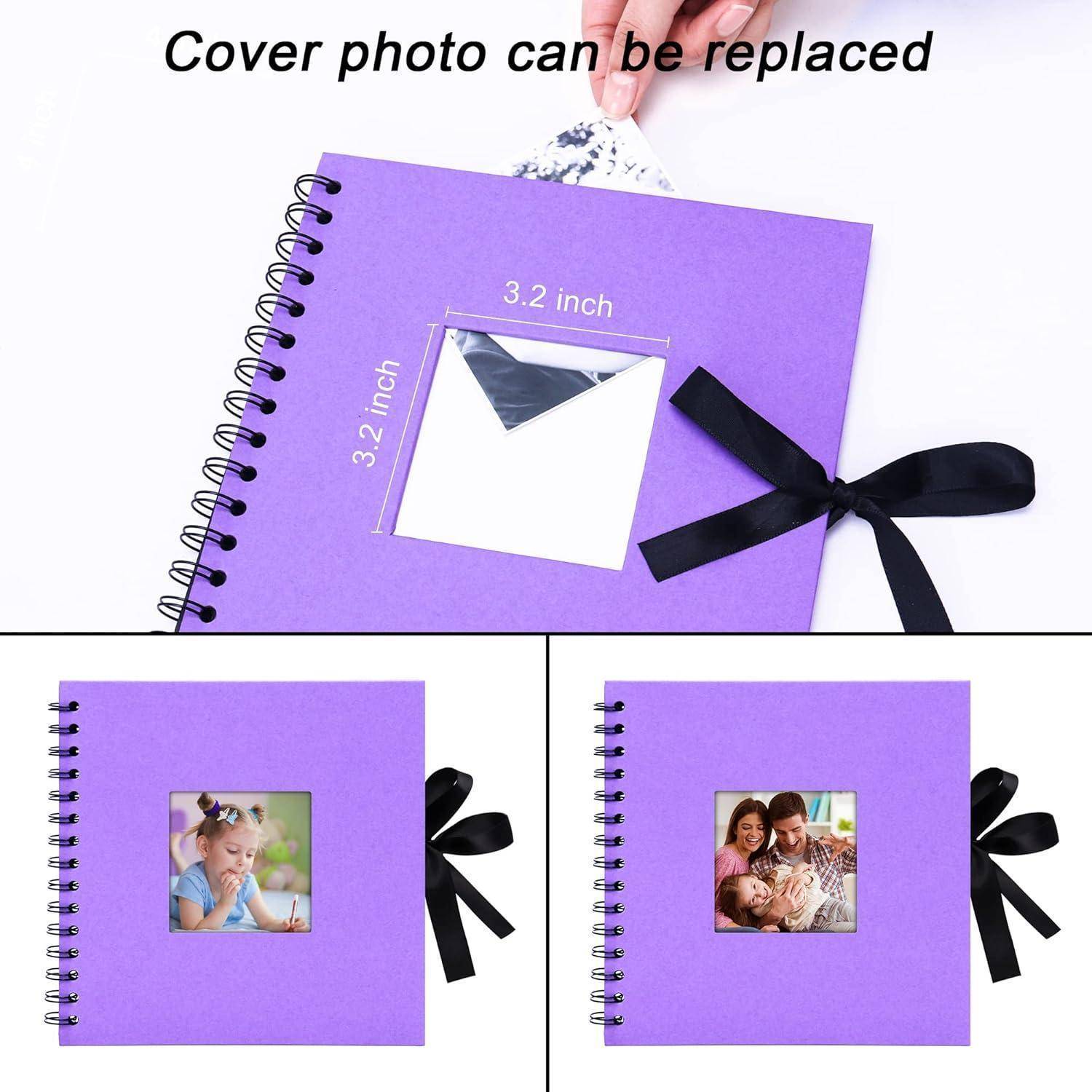 Violettes spiral-gebundenes Fotoalbum mit quadratischem Deckelteil, schwarze Schleife aus Band und Text „Titelfoto kann ausgetauscht werden"; Beispiele zeigen verschiedene Titelfotos.
