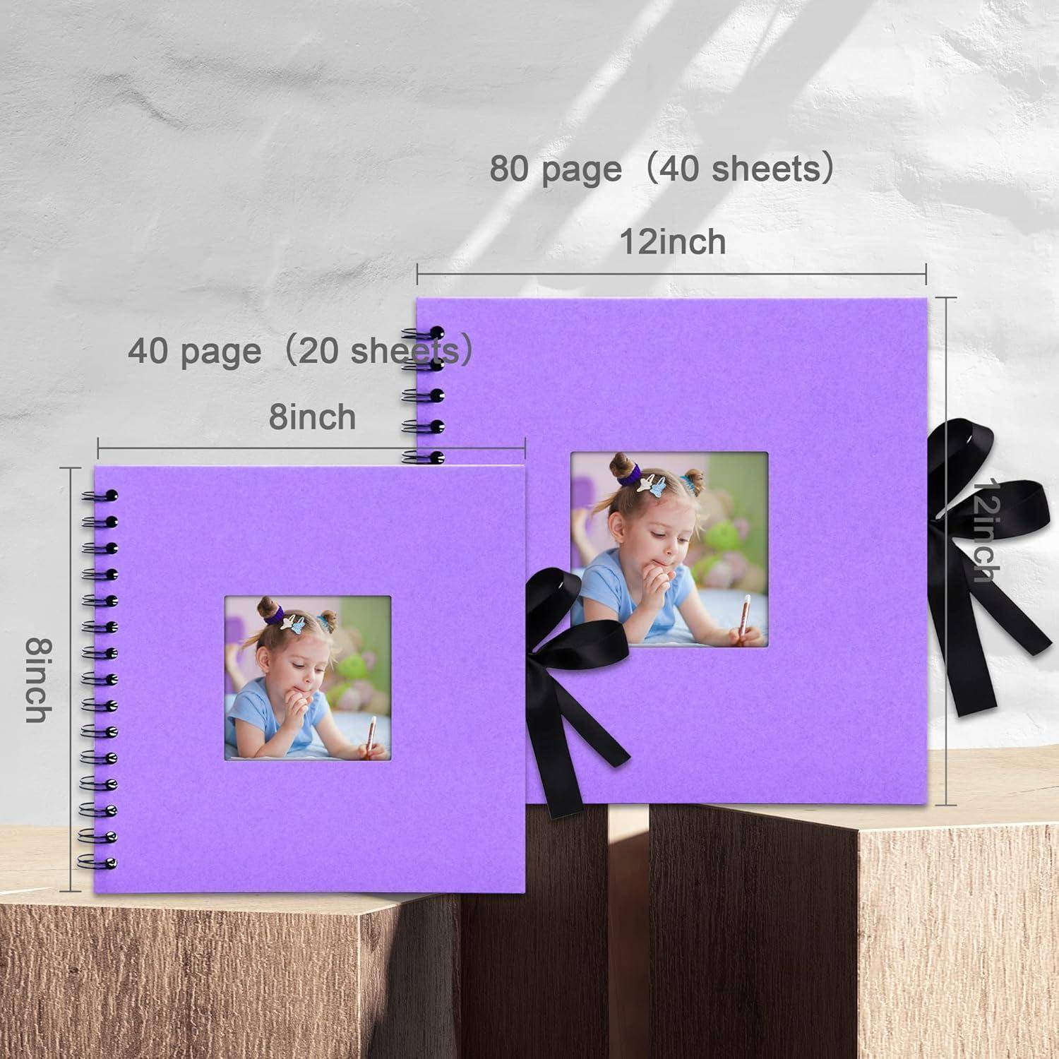 Vergleichsbild von zwei lila Spiral-Fotobüchern: links 8 Zoll, 40 Seiten (20 Blatt); rechts 12 Zoll, 80 Seiten (40 Blatt), beide mit Kinderfotos auf dem Umschlag und Schleifenbindung