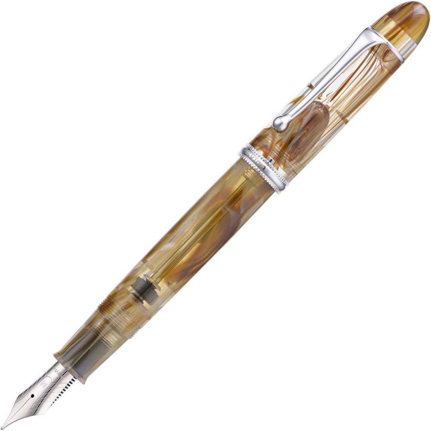 Gold-getönte transparente Füllfeder mit silbernem Nib und Clip, diagonal auf weißem Hintergrund gezeigt.