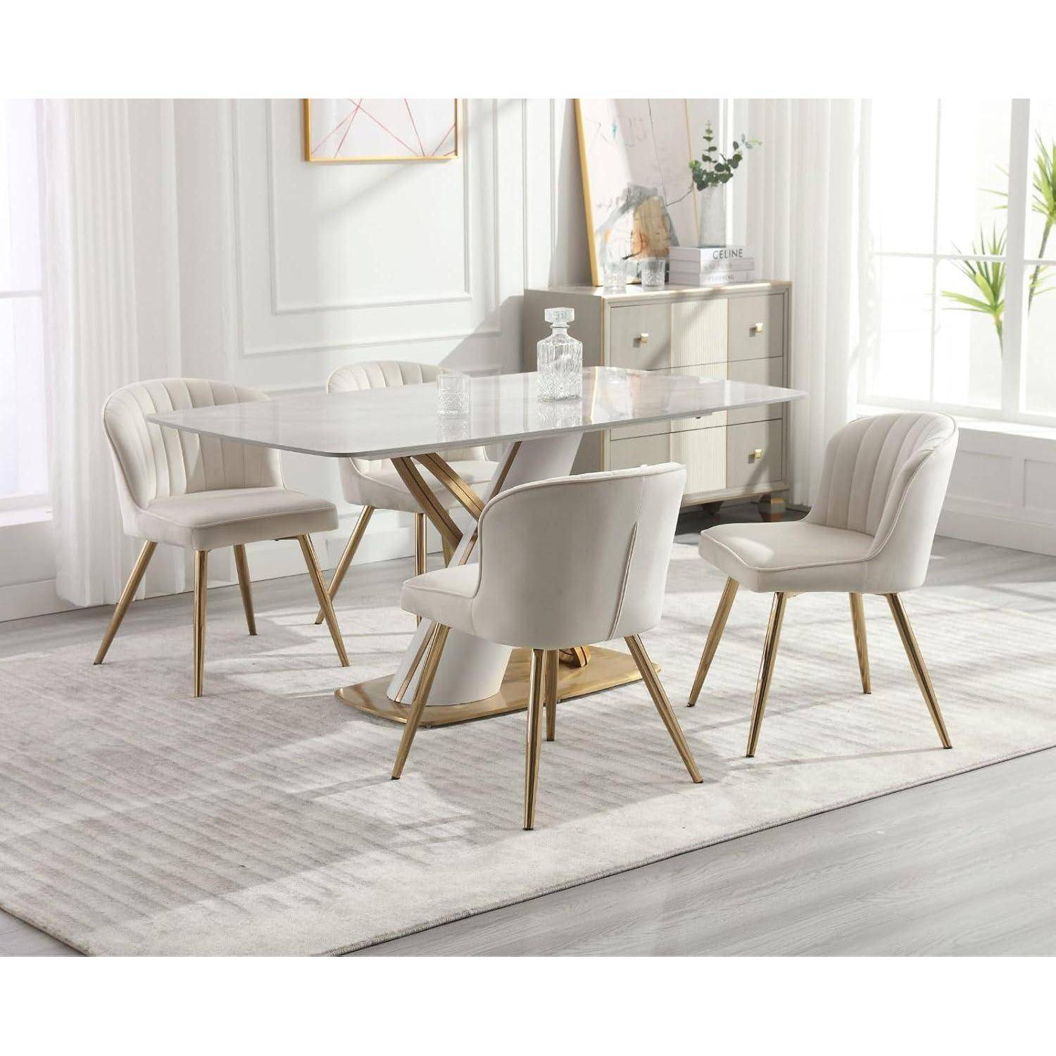 Modernes Esszimmer mit einem Tisch mit Marmorplatte und vier gepolsterten Stühlen auf einem hellen Teppich in einem hellen, minimalistischen Interieur.