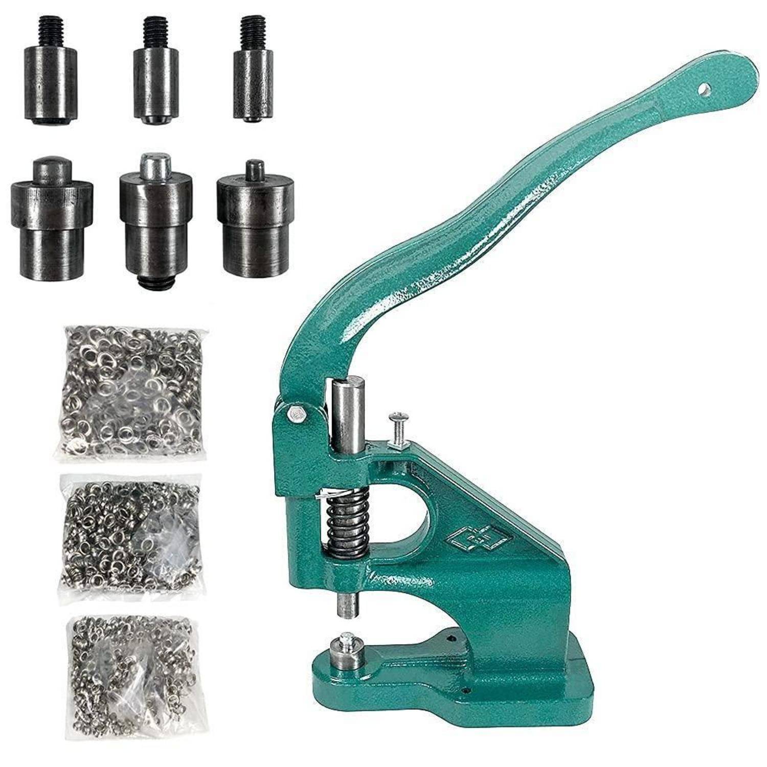 Grüne Handpressmaschine mit sechs Metallstanzwerkzeugen und drei Beuteln mit Ösen zum Setzen von Ösen oder Druckknöpfen.