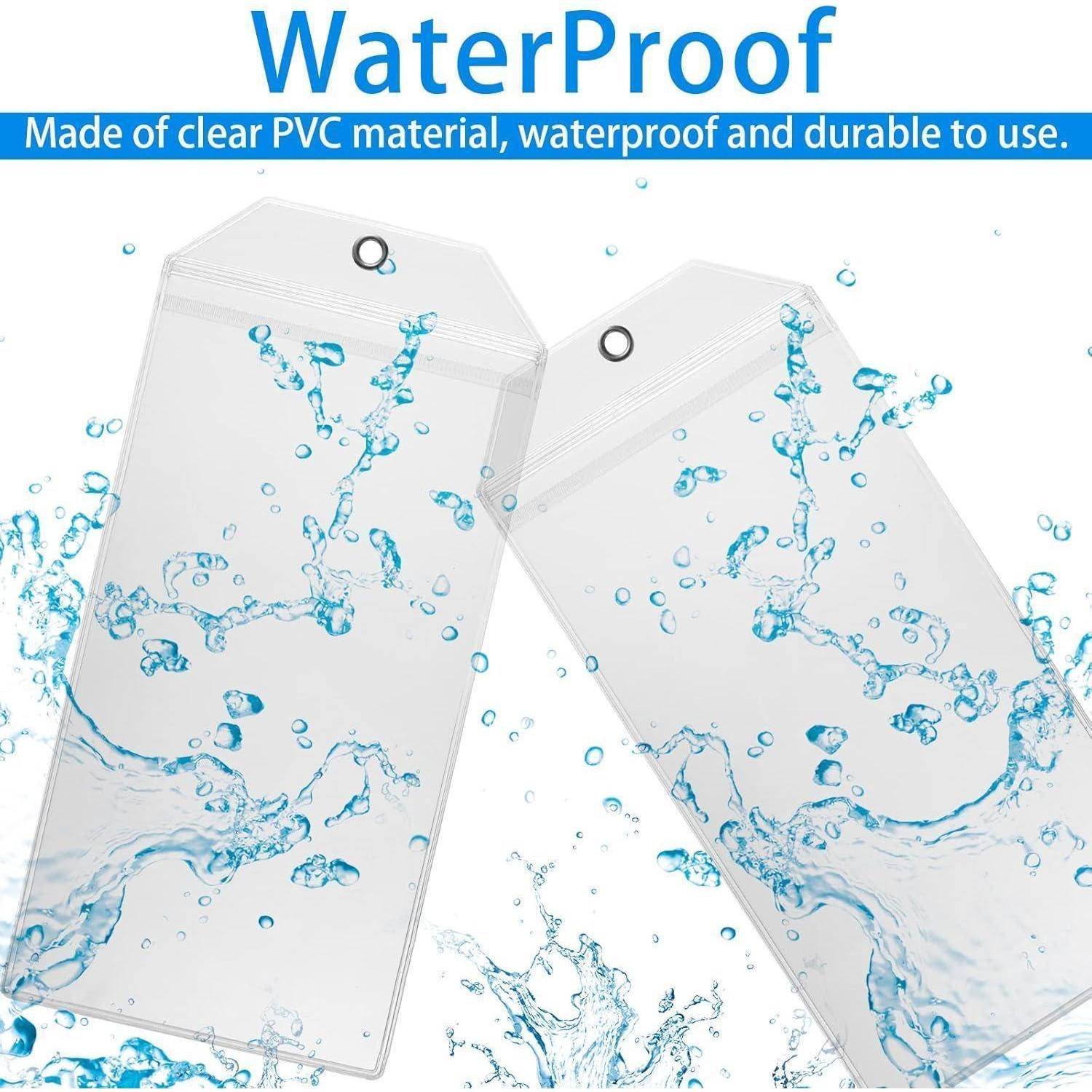 Zwei klare PVC-Gepäckanhänger mit Metallringen werden durch Wasser spritzend gezeigt, was veranschaulicht, dass sie wasserdicht und langlebig sind.