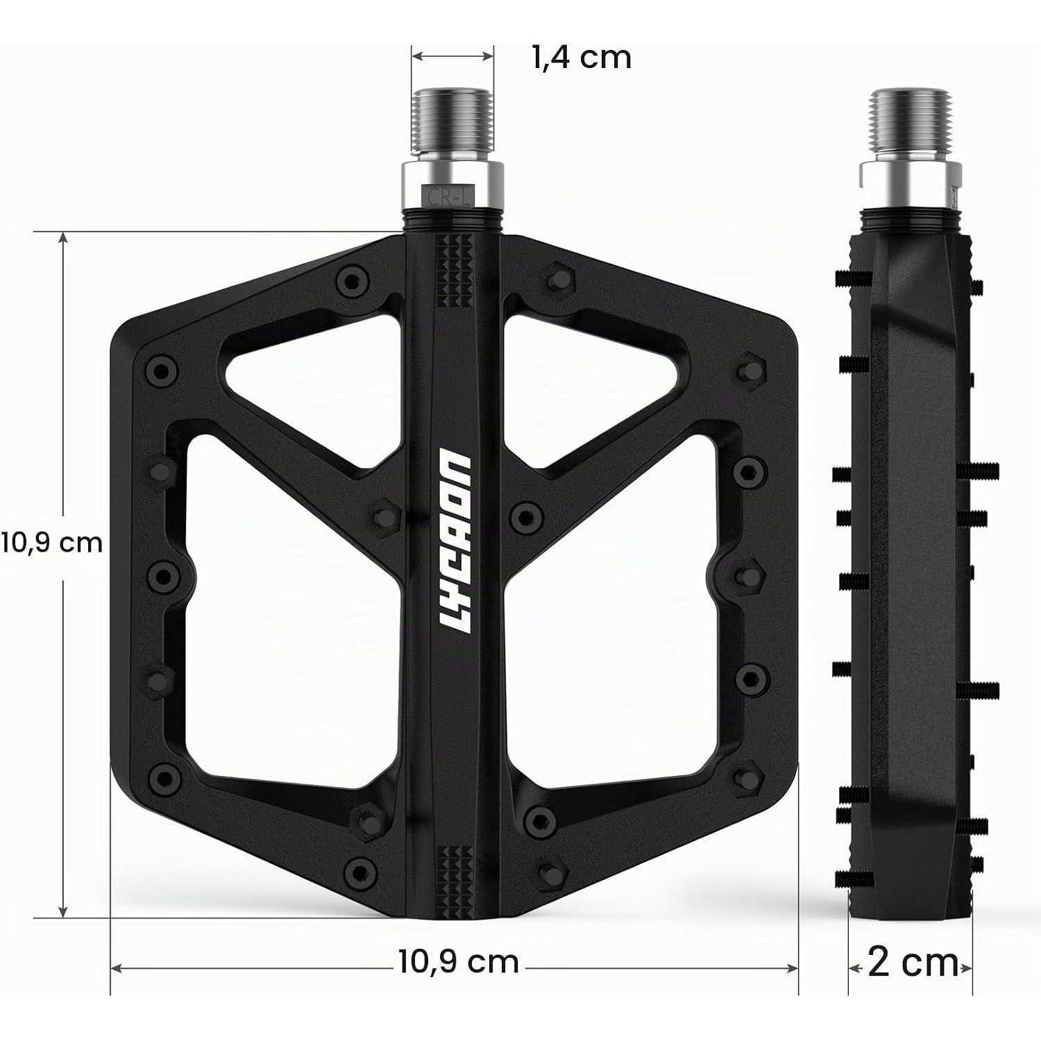 Schwarzes LYCADU-Fahrrradpedal dargestellt in Vorder- und Seitenansicht mit Abmessungen: 10,9 cm breit und hoch, 2 cm dick, 1,4 cm Achsendurchmesser.