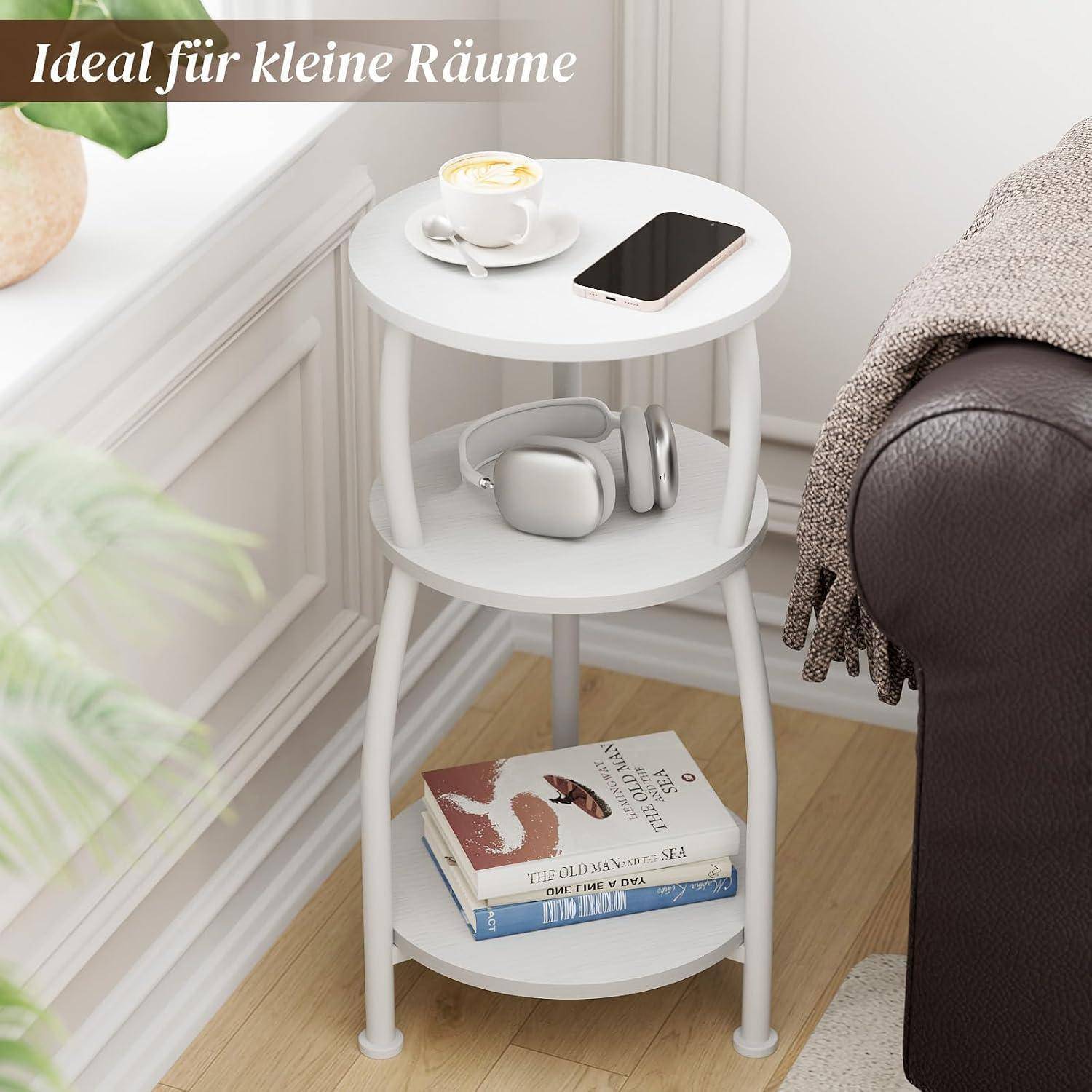 Weißer dreistöckiger Beistelltisch in einem kleinen Raum mit einer Tasse Kaffee, Smartphone, Kopfhörern und Büchern; Banner liest „Ideal für kleine Räume