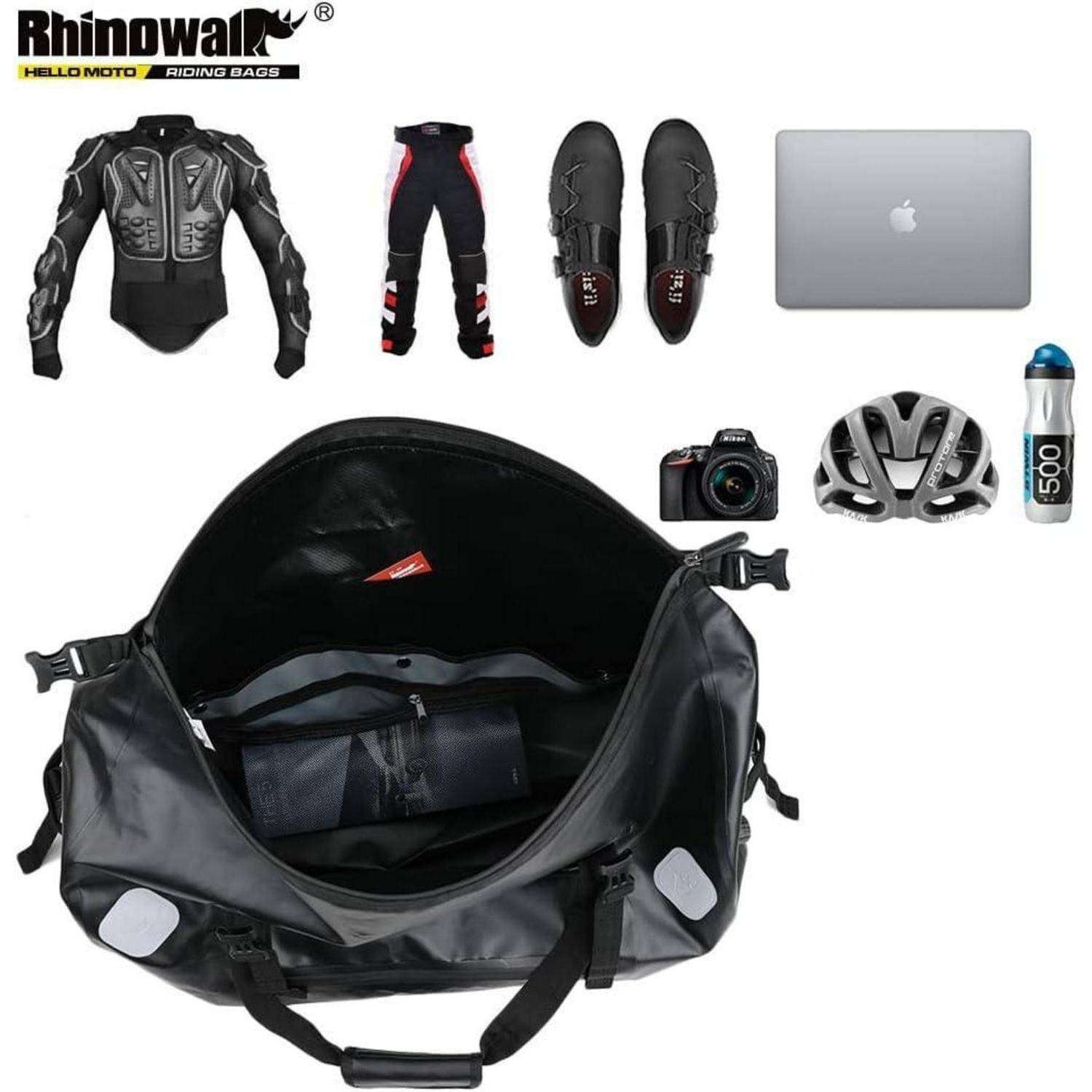 RhinoWalk Reisetasche mit großem offenem Hauptfach, gezeigt mit Motorradbekleidung und Zubehör wie einer Jacke, Hosen, Stiefeln, Laptop, Kamera, Helm und einer Wasserflasche.