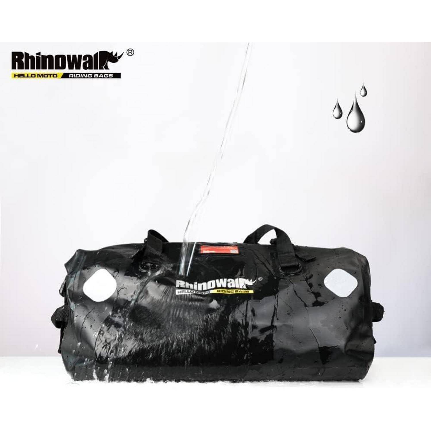 Die Black Rhinowalk Reisetasche wird mit Wasser bespritzt gezeigt, was ihr wasserdichtes Design veranschaulicht.