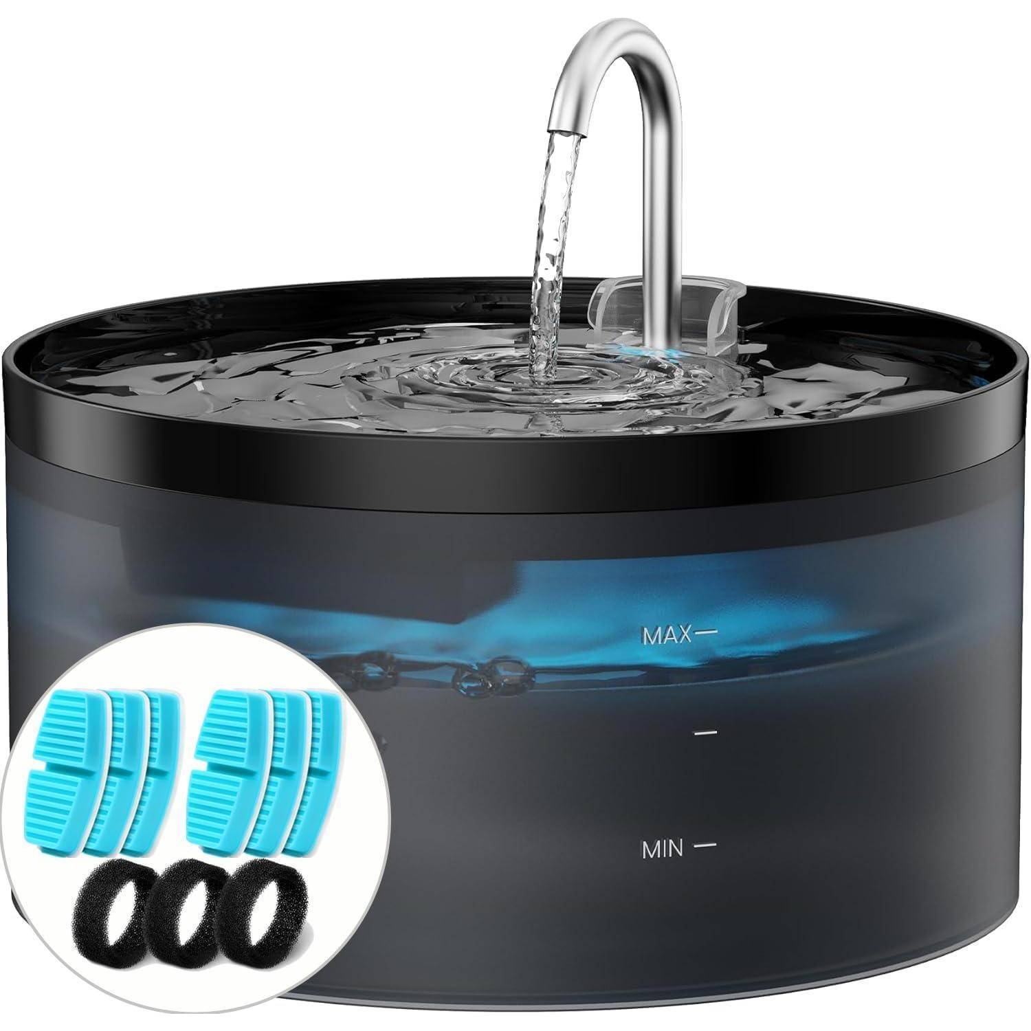 Schwarzer Wasserspender mit fließender Auslaufröhre, MAX/MIN-Wasserstandsmarkierungen und Ausschnitt zeigt blaue Filterpatronen und schwarze Schaumstoffringe.