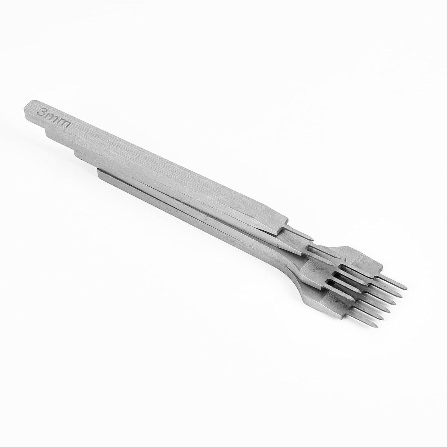 Metall-Handwerkzeug mit 8 mm Durchmesser, mehrzackig, mit konischem Griff und vier spitzen Zinken auf weißem Hintergrund.