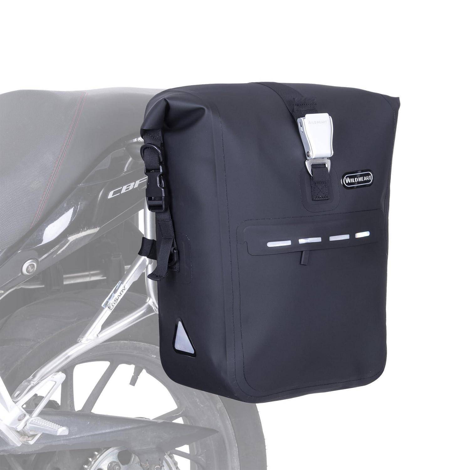 Schwarze wasserdichte Motorrad-Satteltasche, die an der Rückseite eines Motorrads montiert ist, mit reflektierenden Akzenten und Schnallengurten.