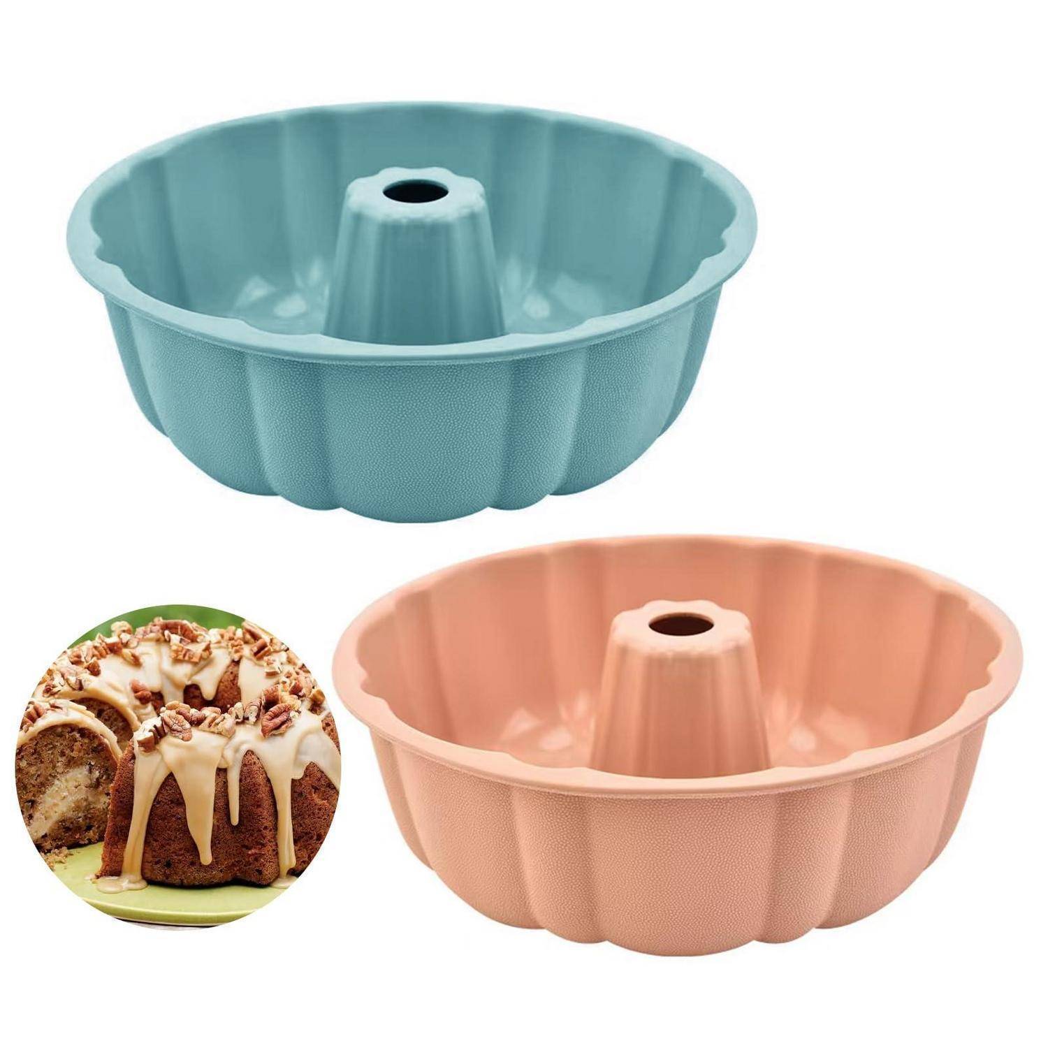 Zwei gerillte Bundt-Kuchenformen, eine in Türkis und eine in Pfirsichfarbe, gezeigt mit einer kleinen Vergrößerung eines glasierten Kuchens, der in der Form gebacken wurde.
