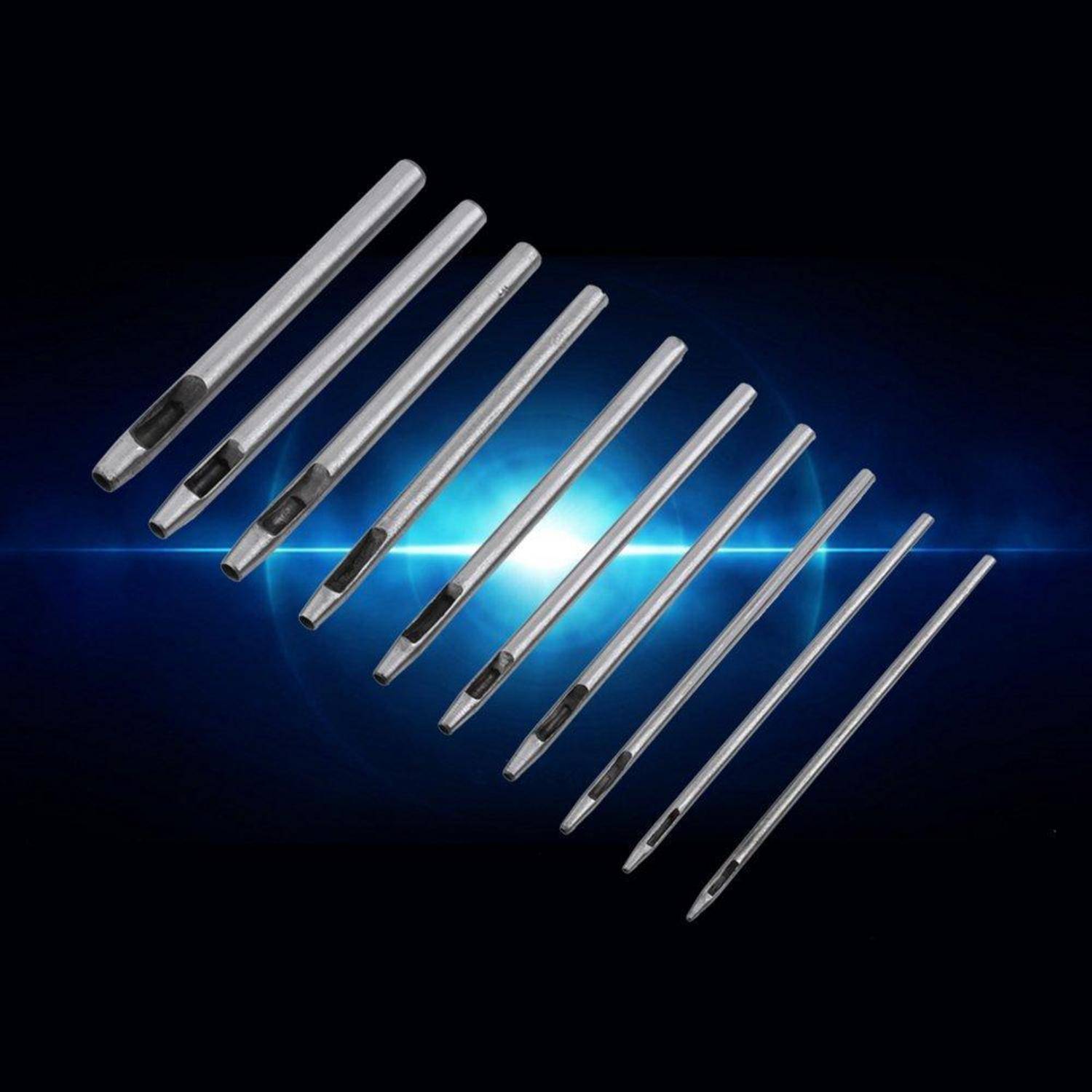 Satz aus acht Metallbohrern diagonal auf dunkelblauem Hintergrund mit hellem Lichtreflex dahinter angeordnet.