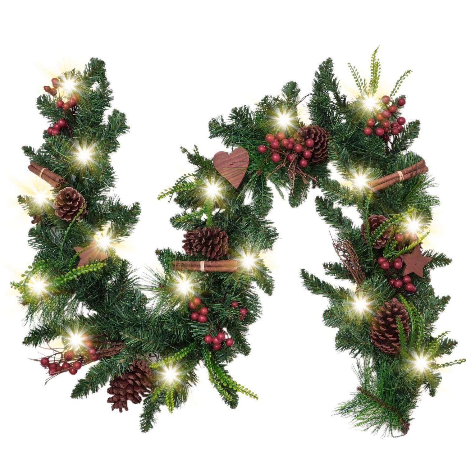 Festlicher immergrüner Kranz in doppelter W-Form, verziert mit Tannenzapfen, roten Beeren, Zimtstangen und leuchtenden Lichtern auf weißem Hintergrund.