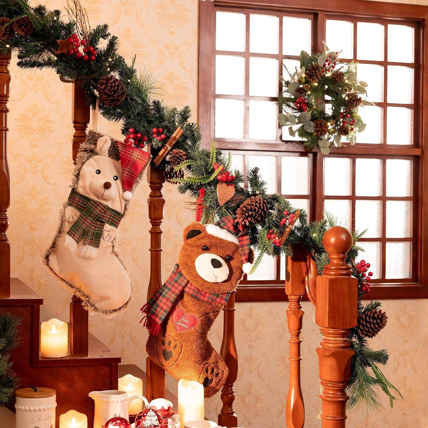 Weihnachtlich dekorierte Treppe mit Girlande, Nikolausstiefeln, Teddybären, Kerzen und Kränzen neben einem sonnendurchfluteten Fenster.