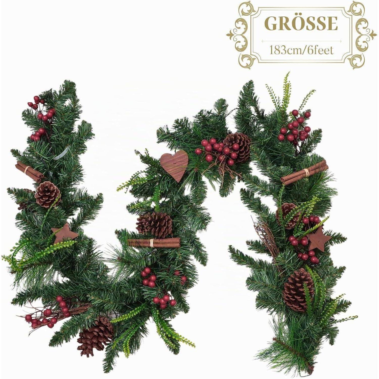 Weihnachtsgirlande Kranz dekoriert mit Tannenzapfen, roten Beeren, Zimtstangen und Holzsternen; das Etikett sagt „GRÖSSE 183cm/6feet