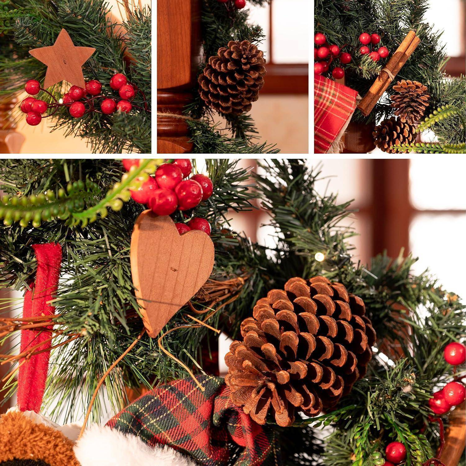 Collage aus Weihnachtsbaumdekorationen mit Tannenzapfen, roten Beeren, hölzernen Stern- und Herzornamenten sowie kariertem Band auf Tannenzweigen.