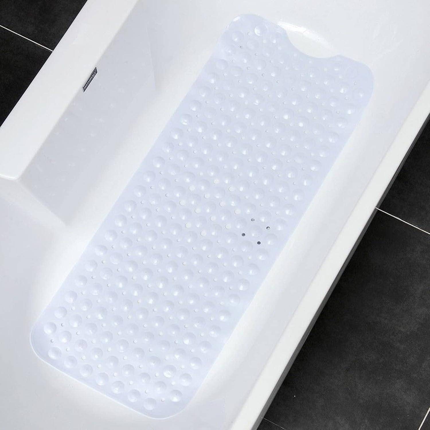 Transparente ovale Badmatte mit Saugnapfern in einer weißen Badewanne, vor einem Hintergrund aus dunklen Fliesen.