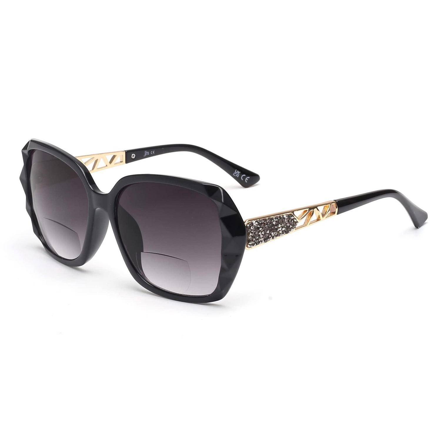 Schwarze übergroße Sonnenbrille mit facettierten Rahmen, dunklen Gläsern und goldgemusterten Bügeln auf weißem Hintergrund.