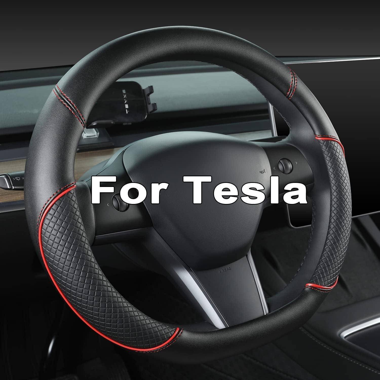 Lenkradabdeckung für Tesla mit schwarzen strukturierten Griffen und roter Naht, installiert im Autoinnenraum gezeigt, gekennzeichnet mit „Für Tesla".