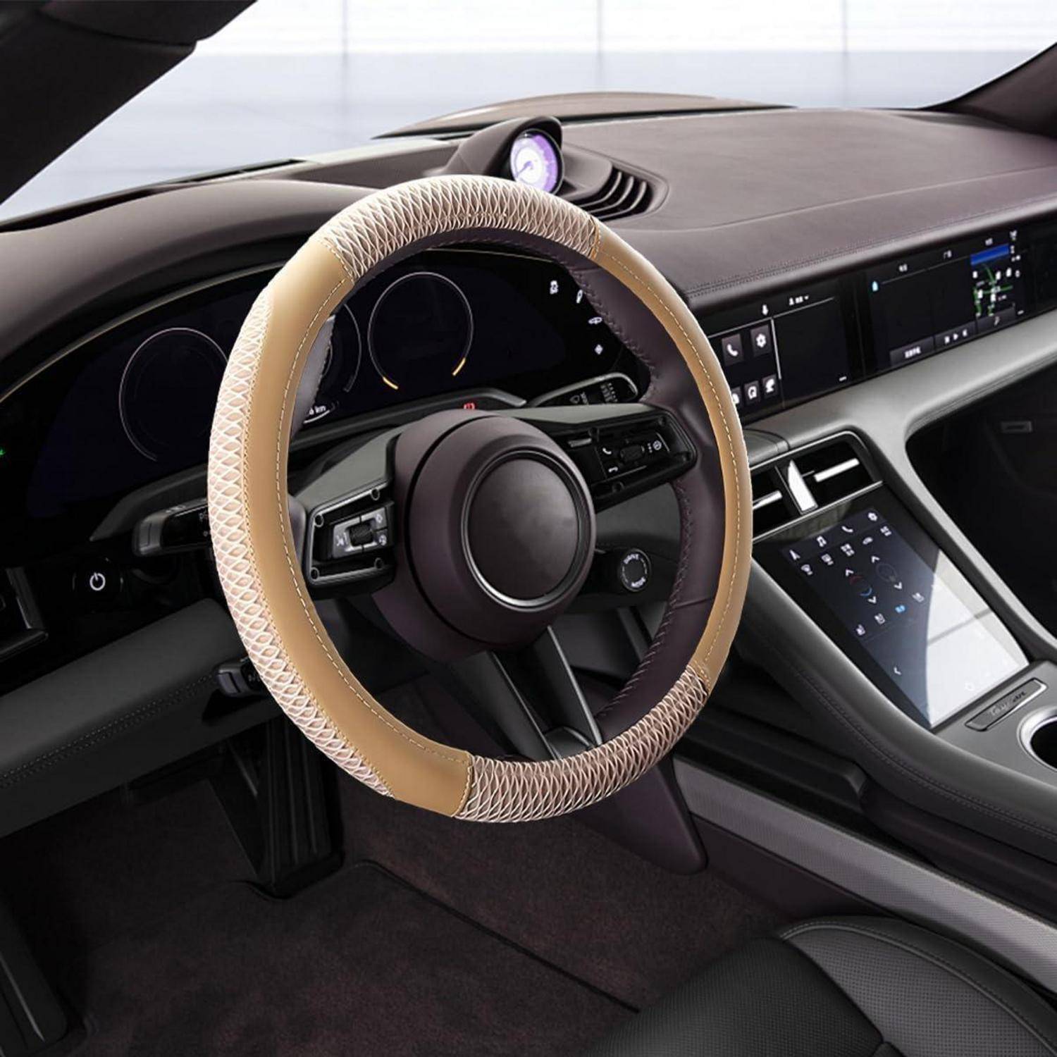 Modernes Autoinnenraum mit einem beige gemusterten Lenkrad, digitalem Armaturenbrett, zentralem Touchscreen und einem kleinen runden Messinstrument auf dem Armaturenbrett.