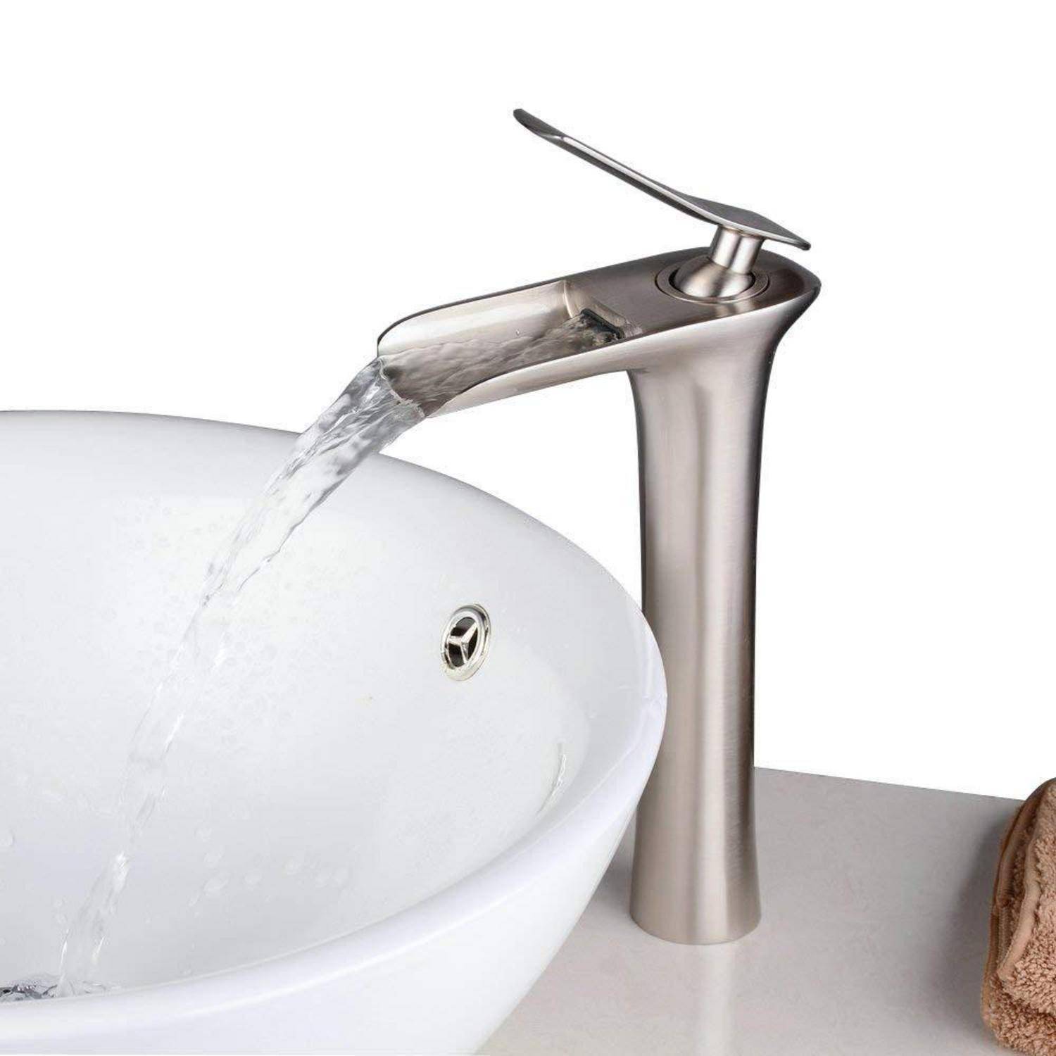 Wasser fließt aus einem modernen Wasserhahn mit gebürsteter Metalloberfläche in ein weißes Waschbecken.