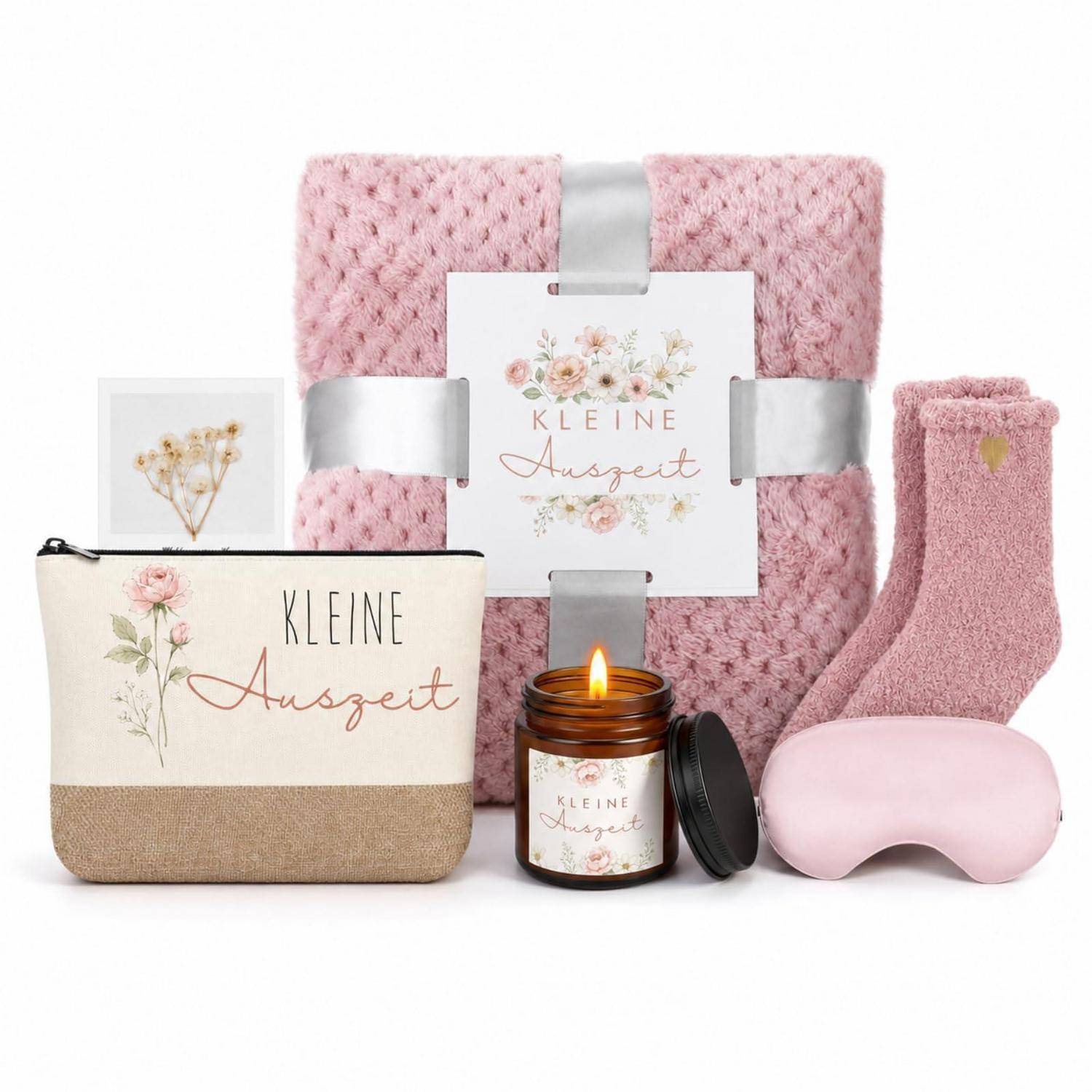 Geschenkset mit rosa gestrickter Decke, passenden Socken, Schlafmaske, Kerze, Täschchen und Karte, mit der Bezeichnung „Kleine Auszeit