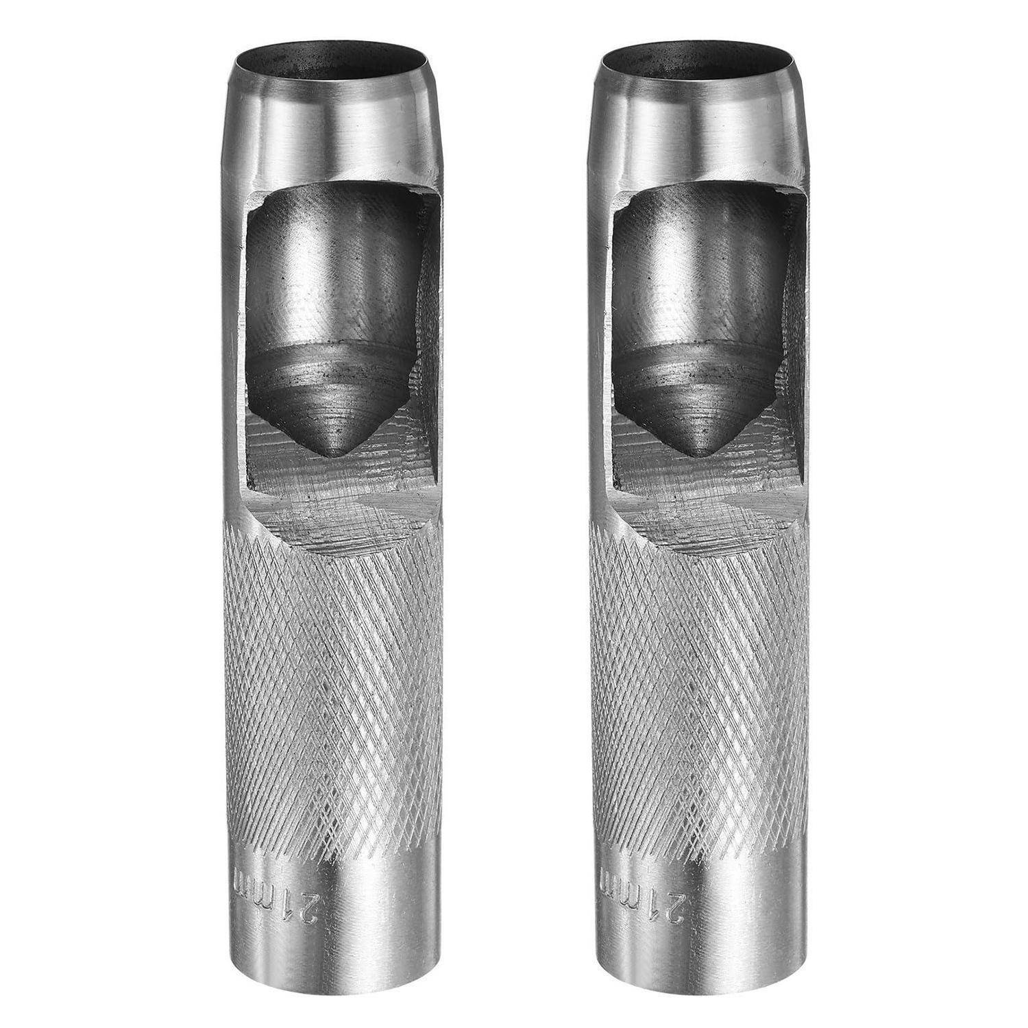 Zwei identische Metallzylinderwerkzeuge nebeneinander dargestellt, jedes mit einer ausgeschnittenen Oberseite, die einen konischen inneren Hohlraum und einen gerillten Griffbereich offenbaren.