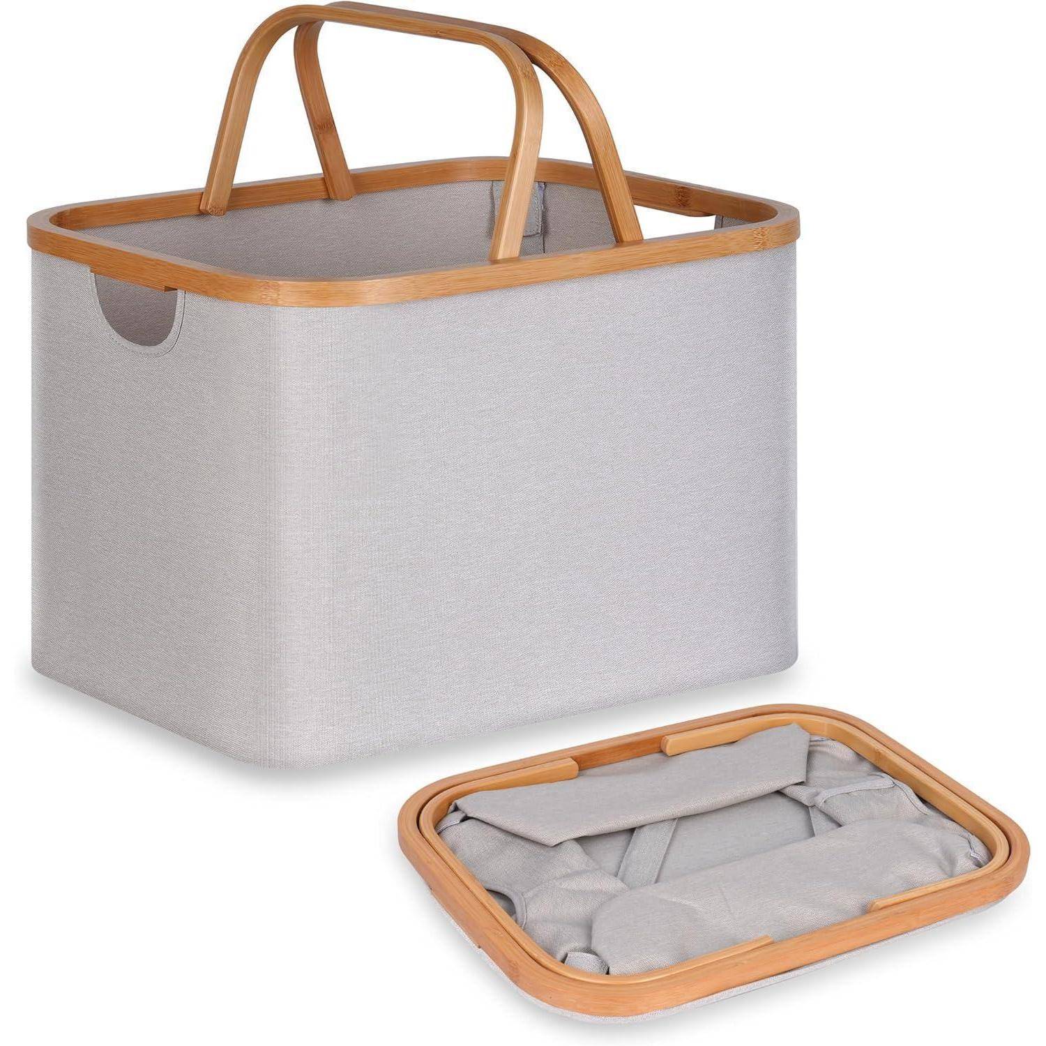 Grauer Stoffkorb mit Bamboogriffen, aufrecht gezeigt und flach zusammengeklappt, um sein faltbares Design zu demonstrieren.