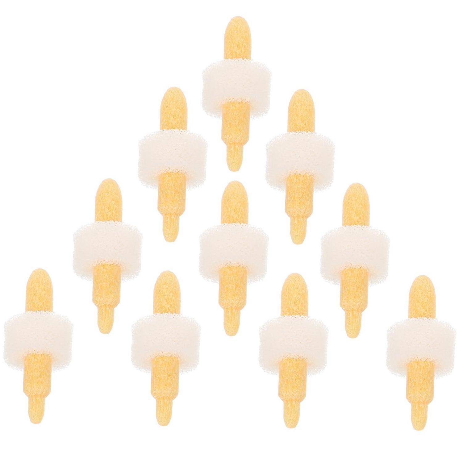 Neun weiß-gelbe Marshmallow-Bonbons in Eis-am-Stiel-Form, die eine Pyramide auf weißem Hintergrund bilden.