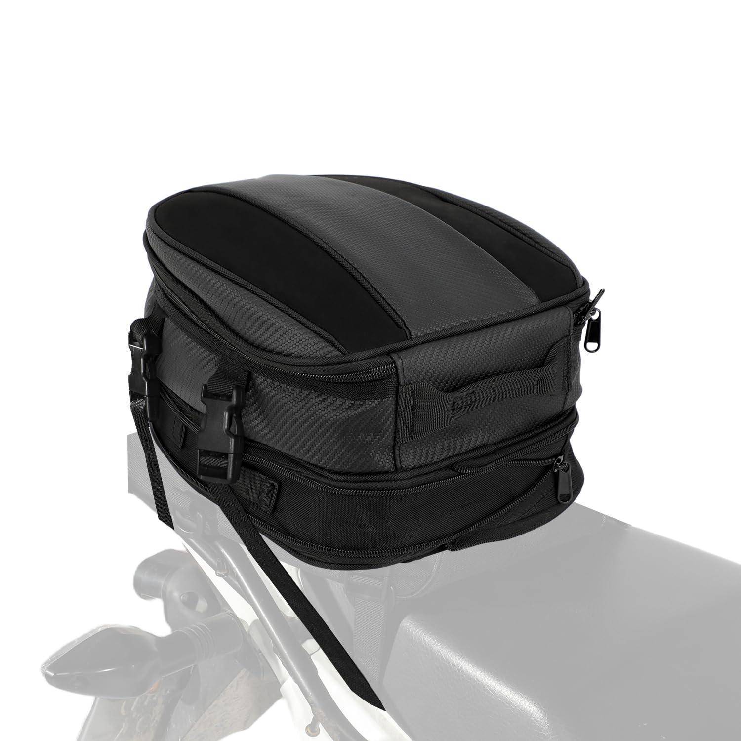 Schwarze kompakte Motorrad-Hecktasche mit Riemen und Reißverschlüssen, auf einem Fahrradsattel dargestellt