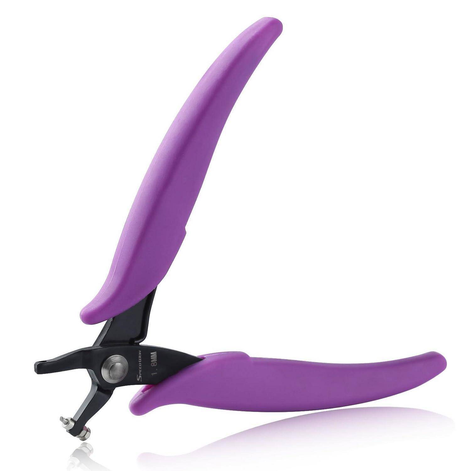 Nagelknipser mit violettem Griff und schwarzem Metallschneidekopf, geschlossen auf weißem Hintergrund dargestellt.