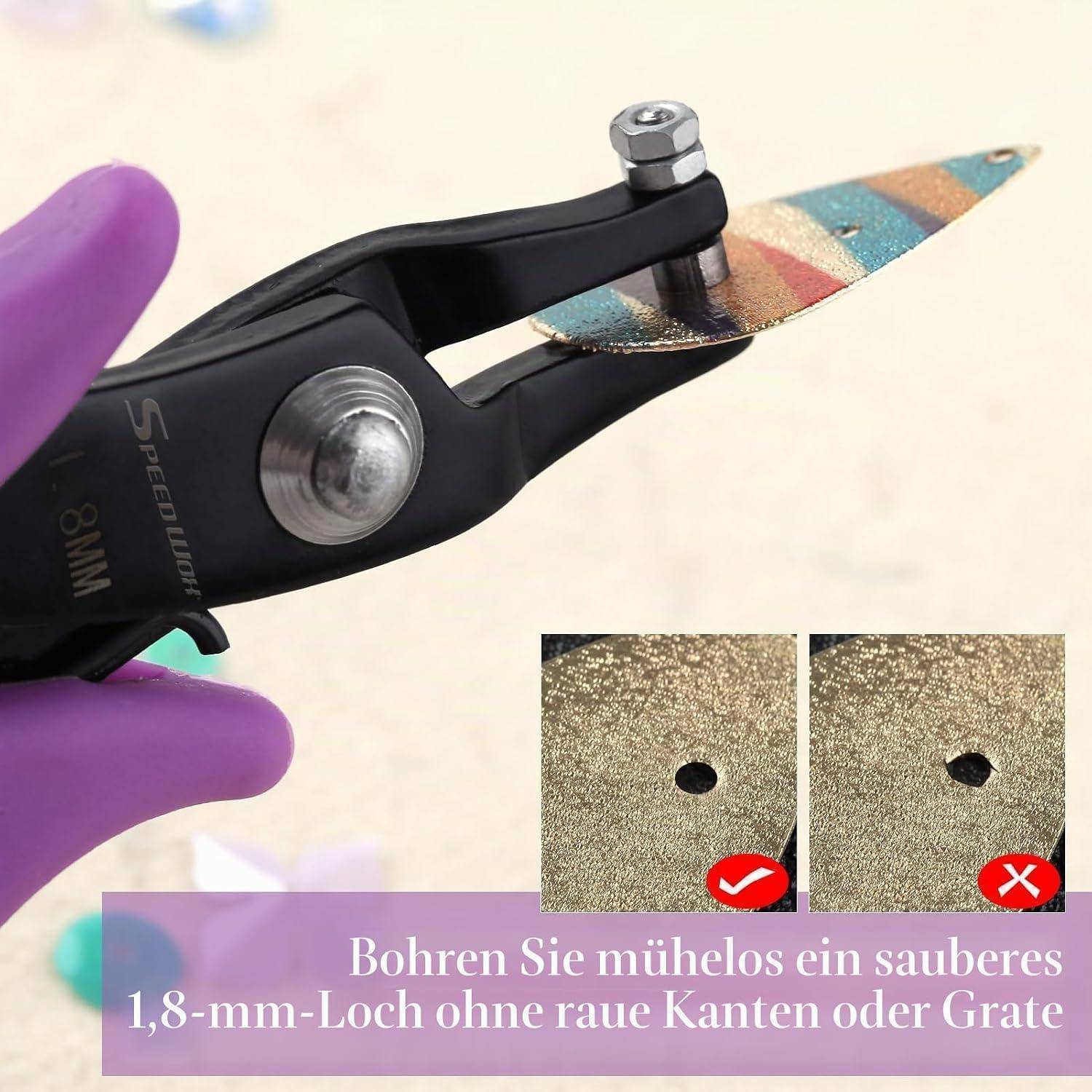 Hand mit Handschuh, die einen Bohraufsatz verwendet, um ein sauberes 1,8-mm-Loch in ein Blech zu bohren, mit eingefügten Bildern, die glatte versus raue Lochkanten zeigen.