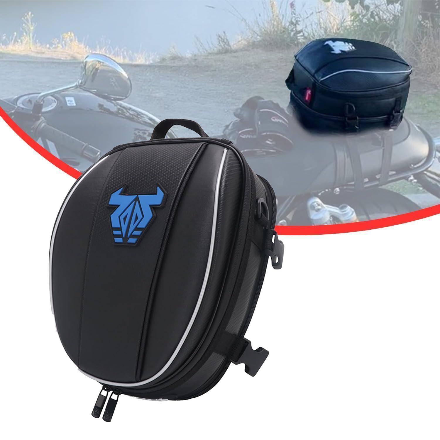 Schwarze Motorrad-Tanktas che mit blauem Logo, montiert auf einem Motorrad gezeigt und vergrößert im Vordergrund.