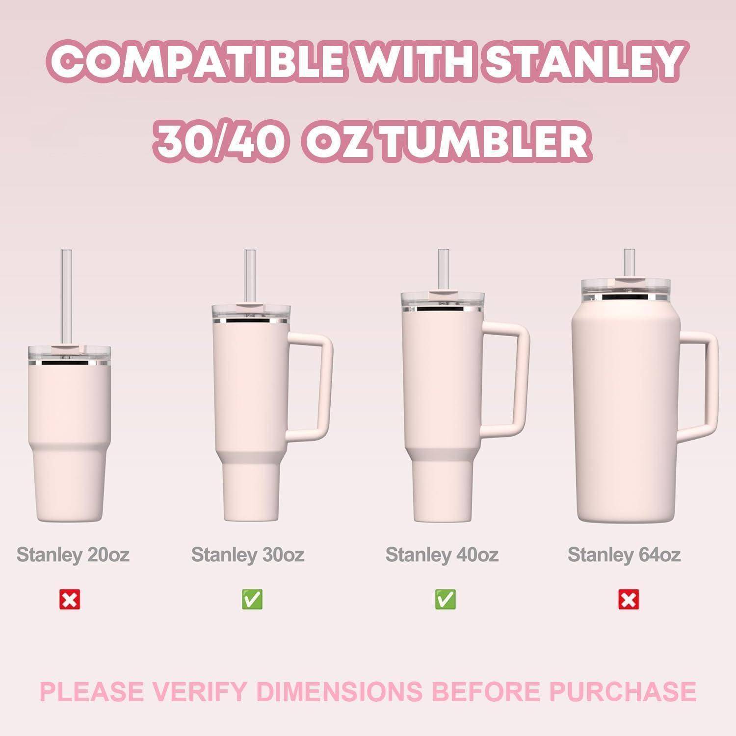 Kompatibilitätstabelle, die zeigt, dass ein Becherzubehör zu Stanley-Thermobechern mit 30 oz und 40 oz passt, aber nicht zu 20 oz oder 64 oz; „Bitte überprüfen Sie vor dem Kauf die Abmessungen"