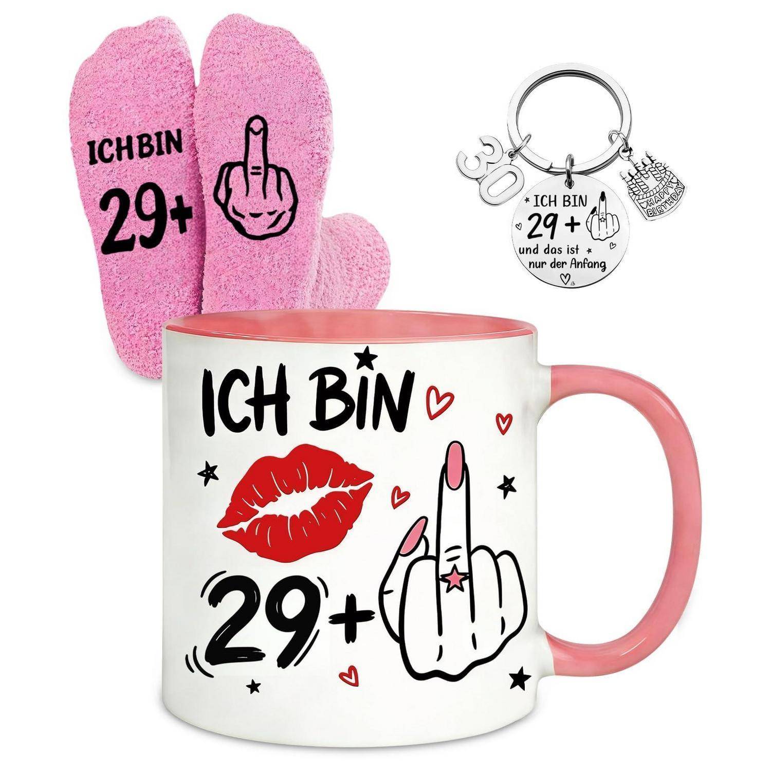 Geschenkset für jemanden, der 29+ wird: eine rosa Tasse, ein passendes Topflappen und ein Schlüsselanhänger mit deutschem Text „ICH BIN 29+