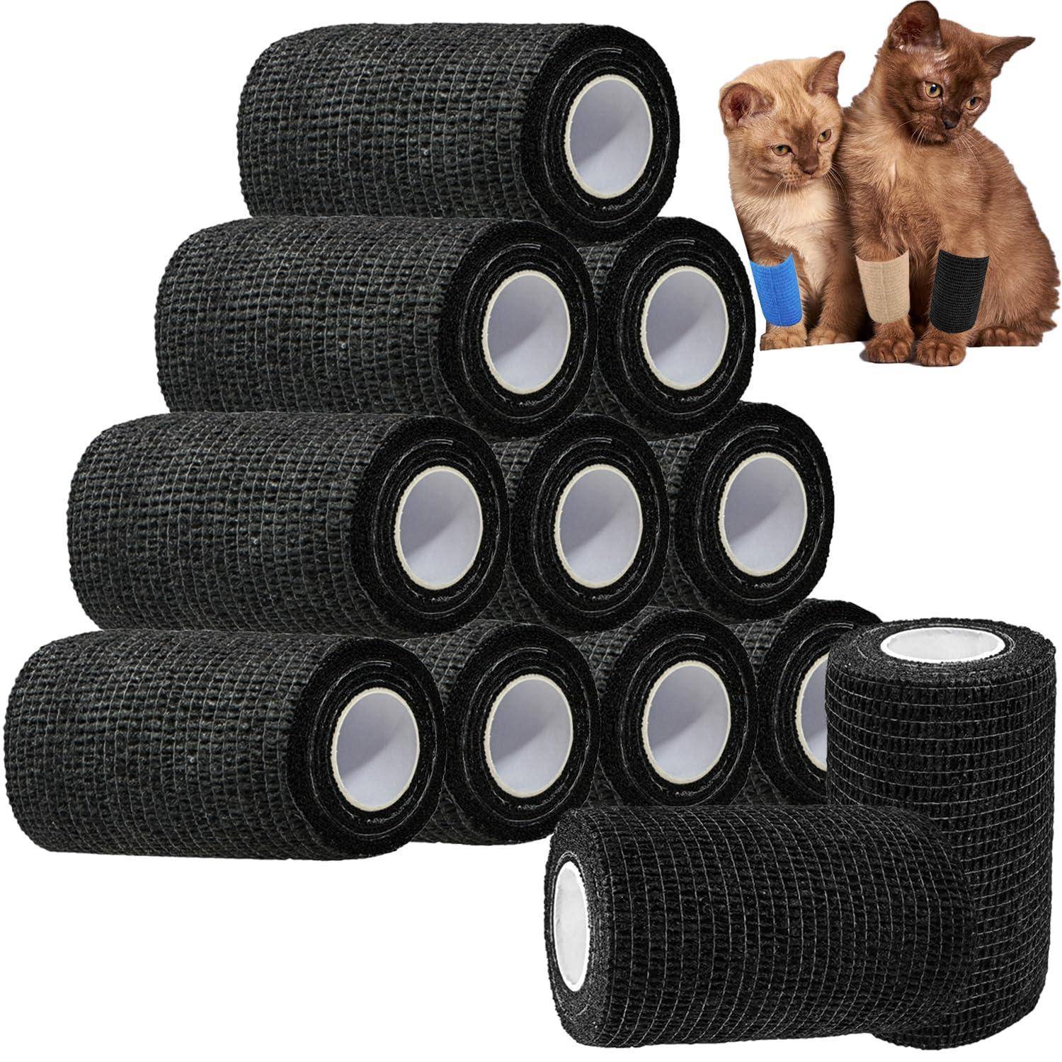 Gestapelte schwarze selbstklebende Verbandrolle, oben rechts mit zwei Kätzchen, deren Beine gewickelt sind, was auf eine Verwendung zum Wickeln von Katzenpfoten oder Beinen hindeutet.