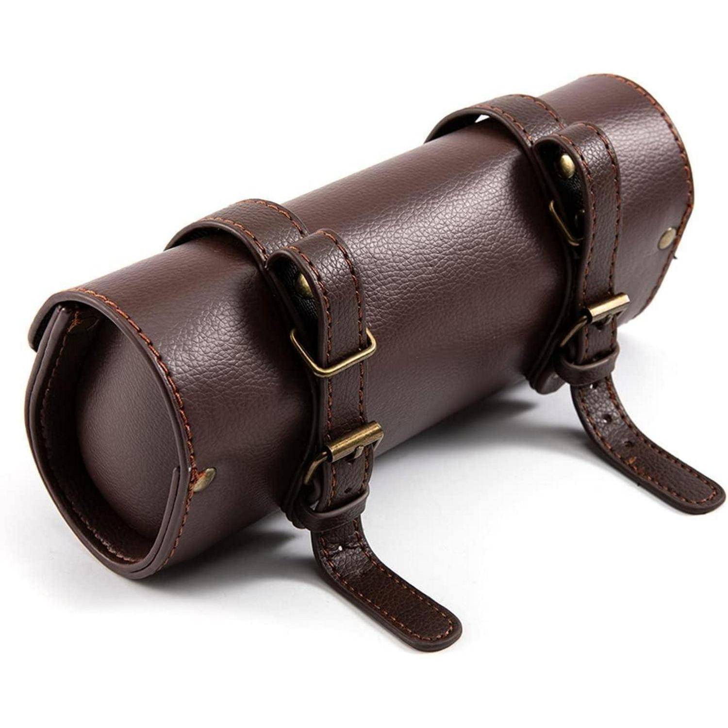 Braune Leder-Zylindertasche mit zwei Schnallengurten und Schultergurt, gezeigt vor weißem Hintergrund.