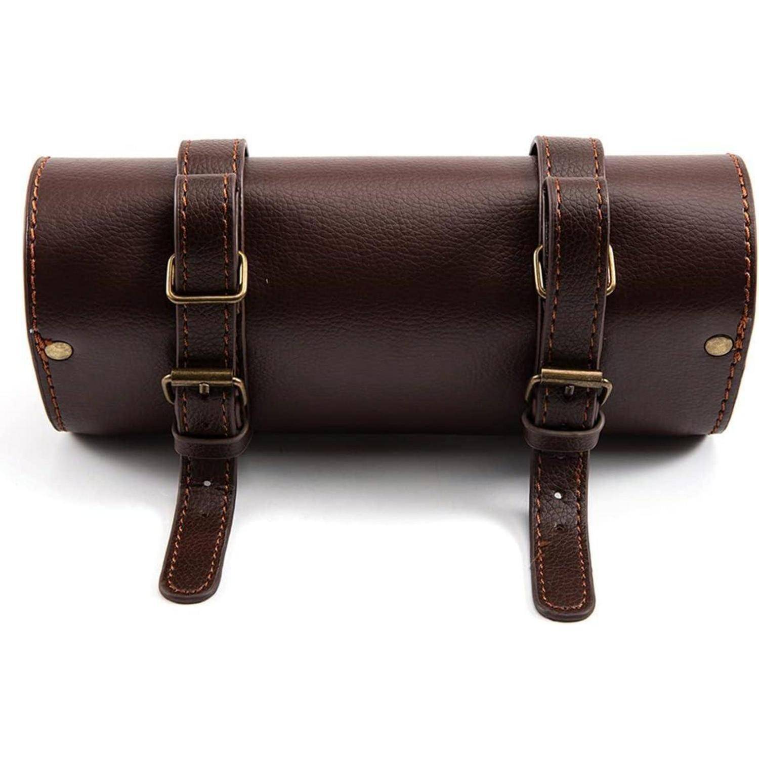 Braunes Leder-Werkzeugtasche zum Aufrollen mit zwei Riemenverschlüssen und langen vorderen Klappen, auf weißem Hintergrund dargestellt.