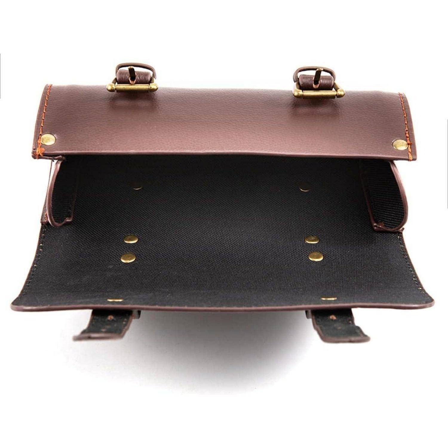 Offene braune Ledertasche oder Aktentasche mit schwarzem Innenfutter, frontal auf weißem Hintergrund gezeigt.