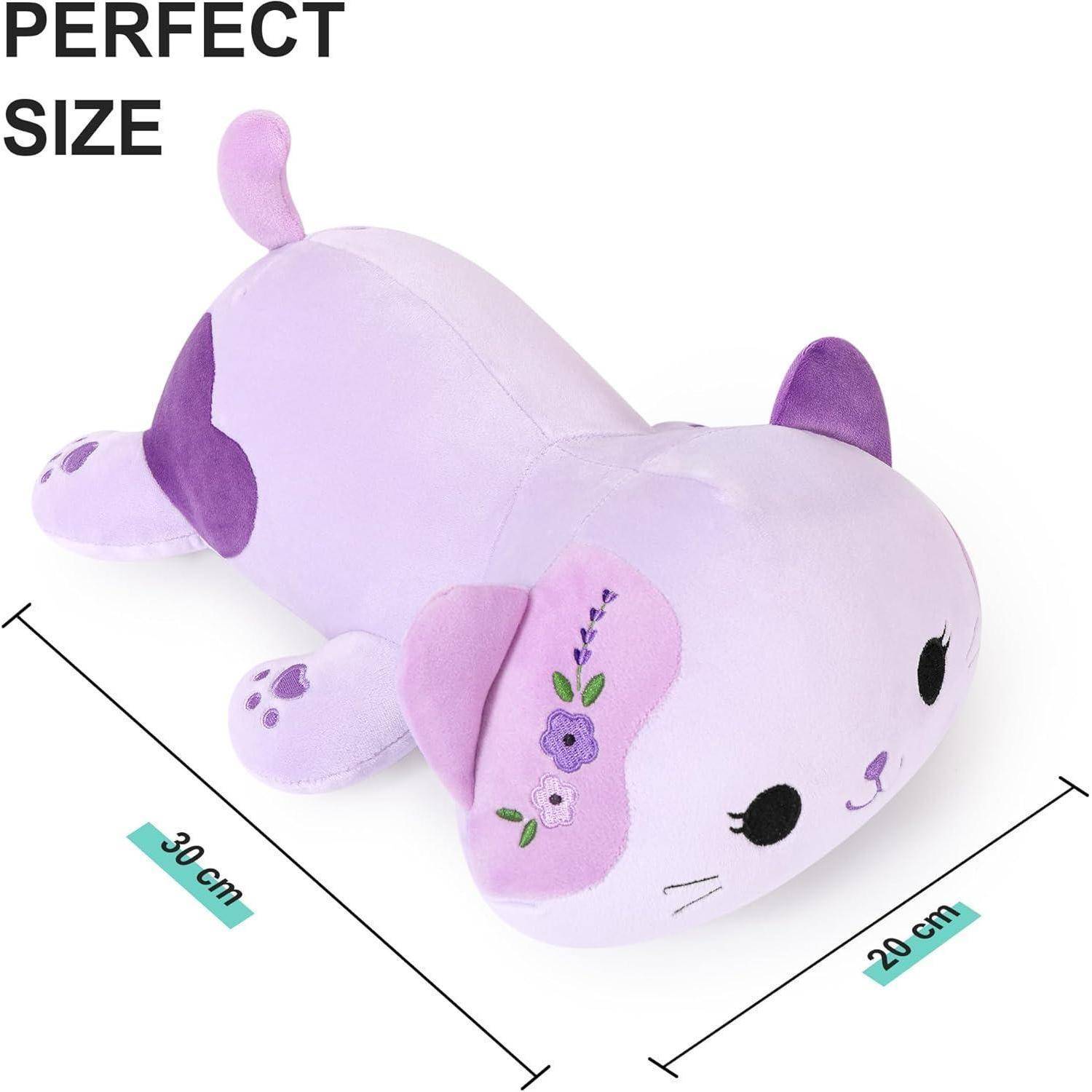 Lila plüschiges katzenförmiges Kissen mit Größenangaben: 30 cm lang und 20 cm breit, unter dem Text „PERFEKTE GRÖSSE