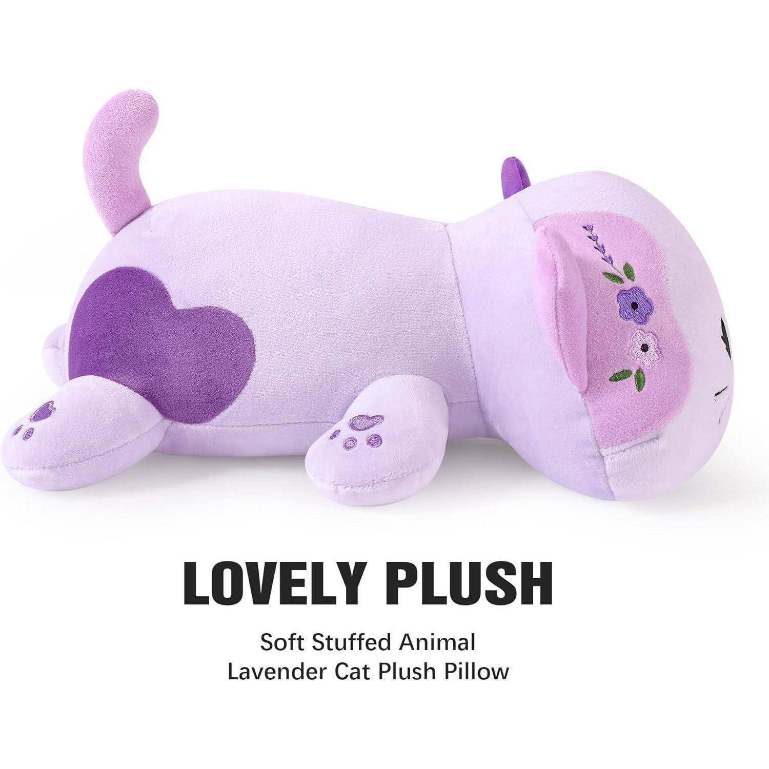 Lavendelfarbenes Katzenkuschel-Kissen mit bestickten Blütenmotiv-Details im Gesicht und lila Herzflecken, gezeigt mit dem Text „LOVELY PLUSH