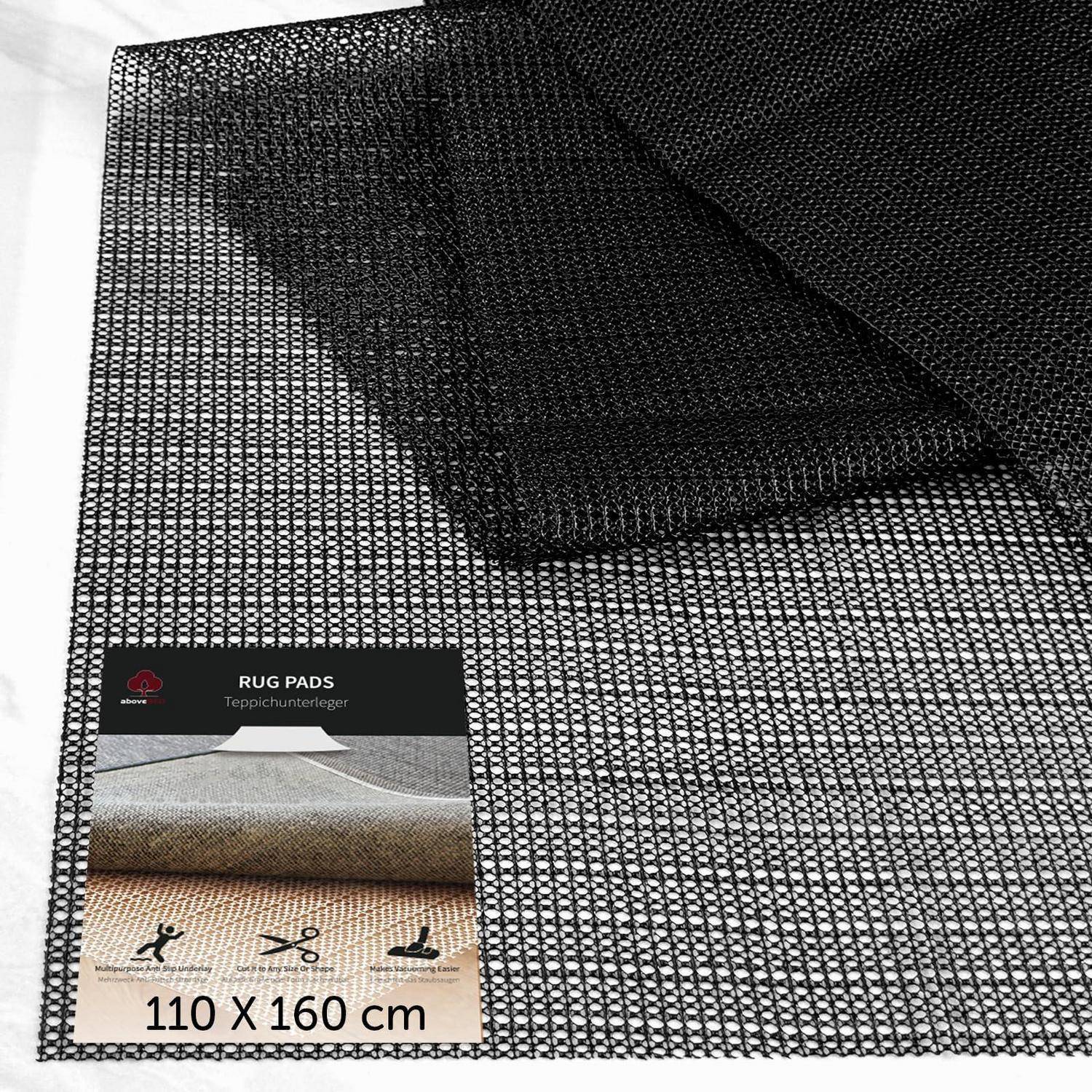 Schwarze rutschfeste Teppichunterlage aus Kunststoff, flach ausgelegt, mit Verpackungsetikett, das die Größe 110 x 160 cm anzeigt.