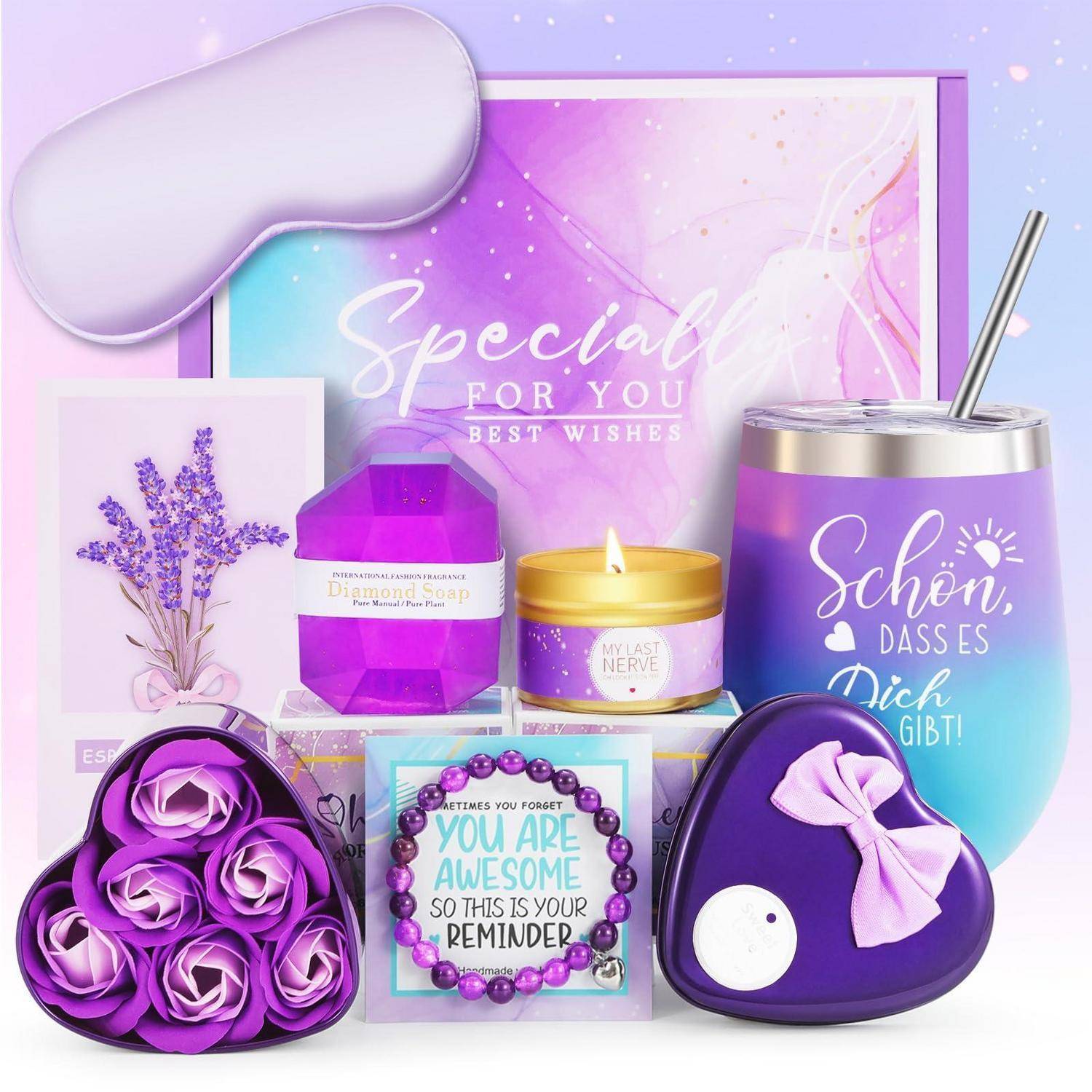 Ein Geschenkset für jemanden Besonderen mit lavendelthematischen Artikeln: Seife, Kerze, Trinkbecher, Blumen und herzförmige Geschenkboxen mit „Special FOR YOU Best Wishes