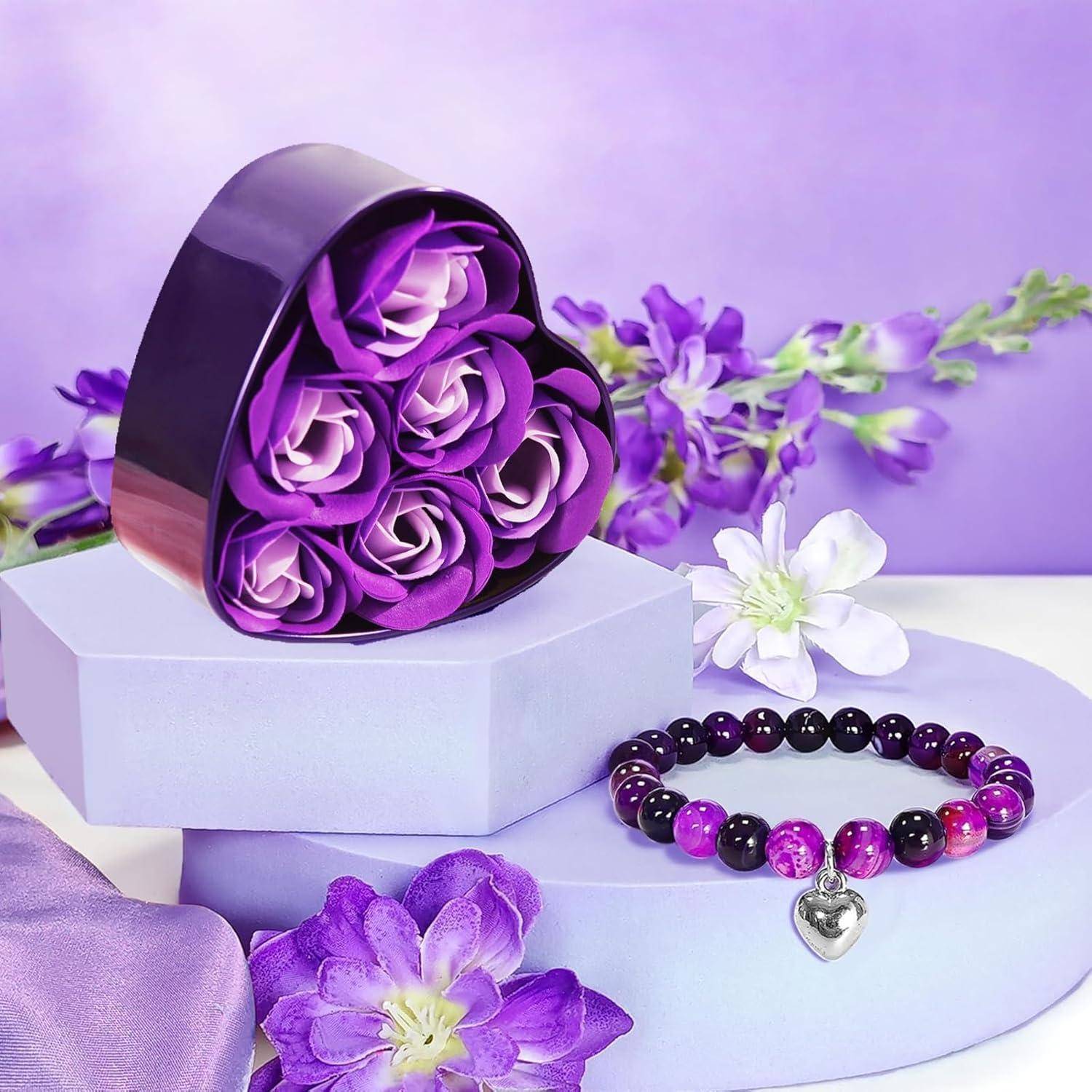 Eine herzförmige Schachtel mit violetten Rosen auf weißen Geschenkboxen, mit einem violetten Perlenarmband und Blumen auf lavendelblauem Hintergrund.