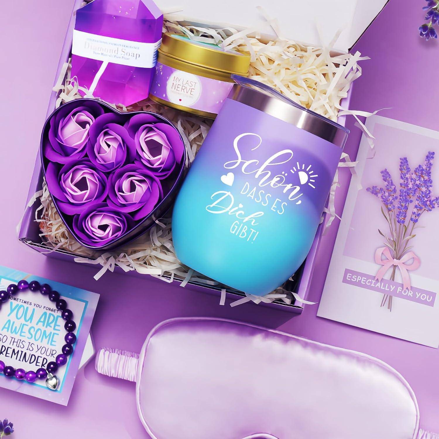 Lila Geschenkbox mit einem Herzen aus lila Rosen, duftende Kerze, Lotion, Schlafmaske und eine Karte mit der Aufschrift „Besonders für dich