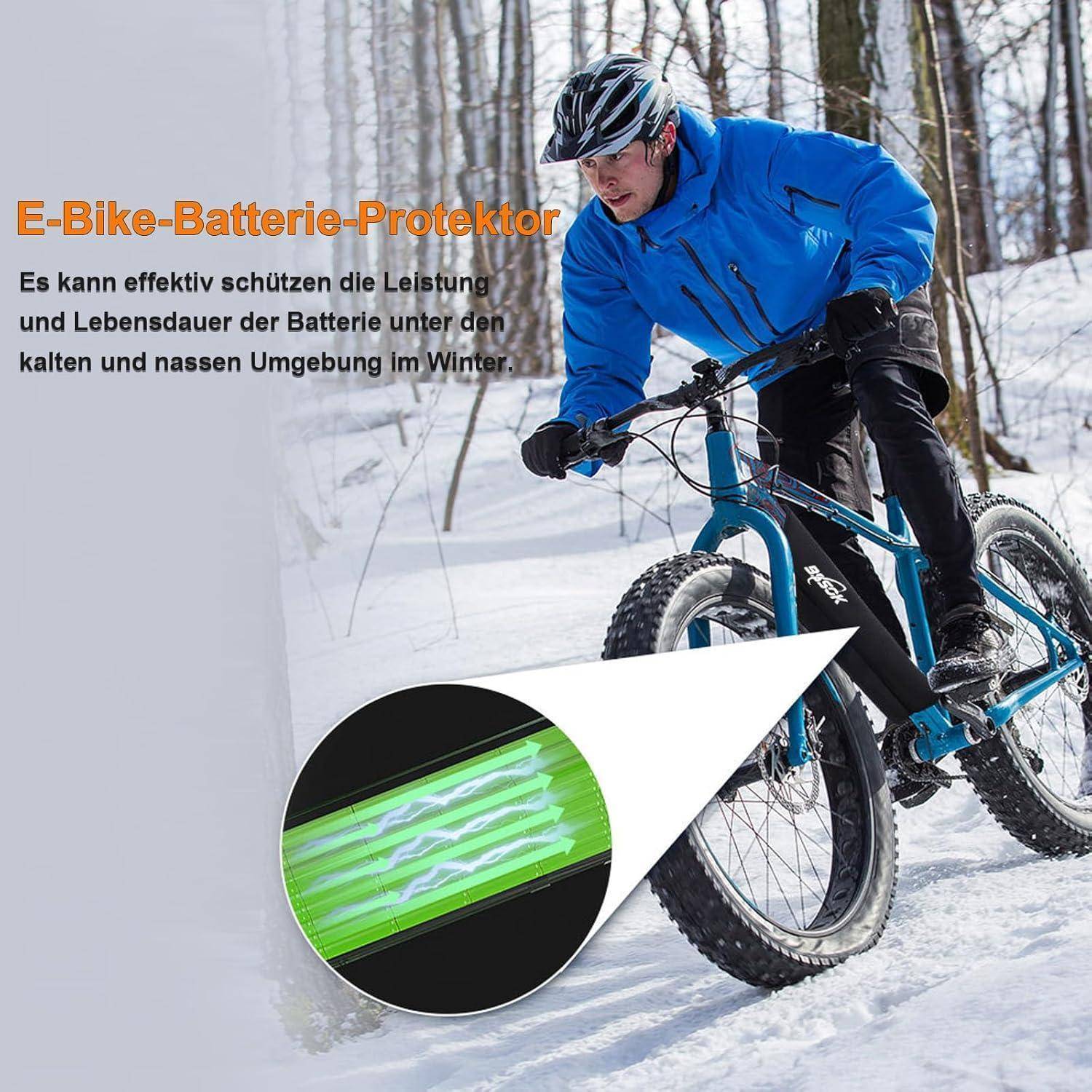 Radfahrer fährt ein Fett-Reifen-E-Bike im Schnee neben deutschem Text, der einen „E-Bike-Batterie-Protektor" bewirbt, der die Batterieleistung in kalten, nassen Winterbedingungen schützt.