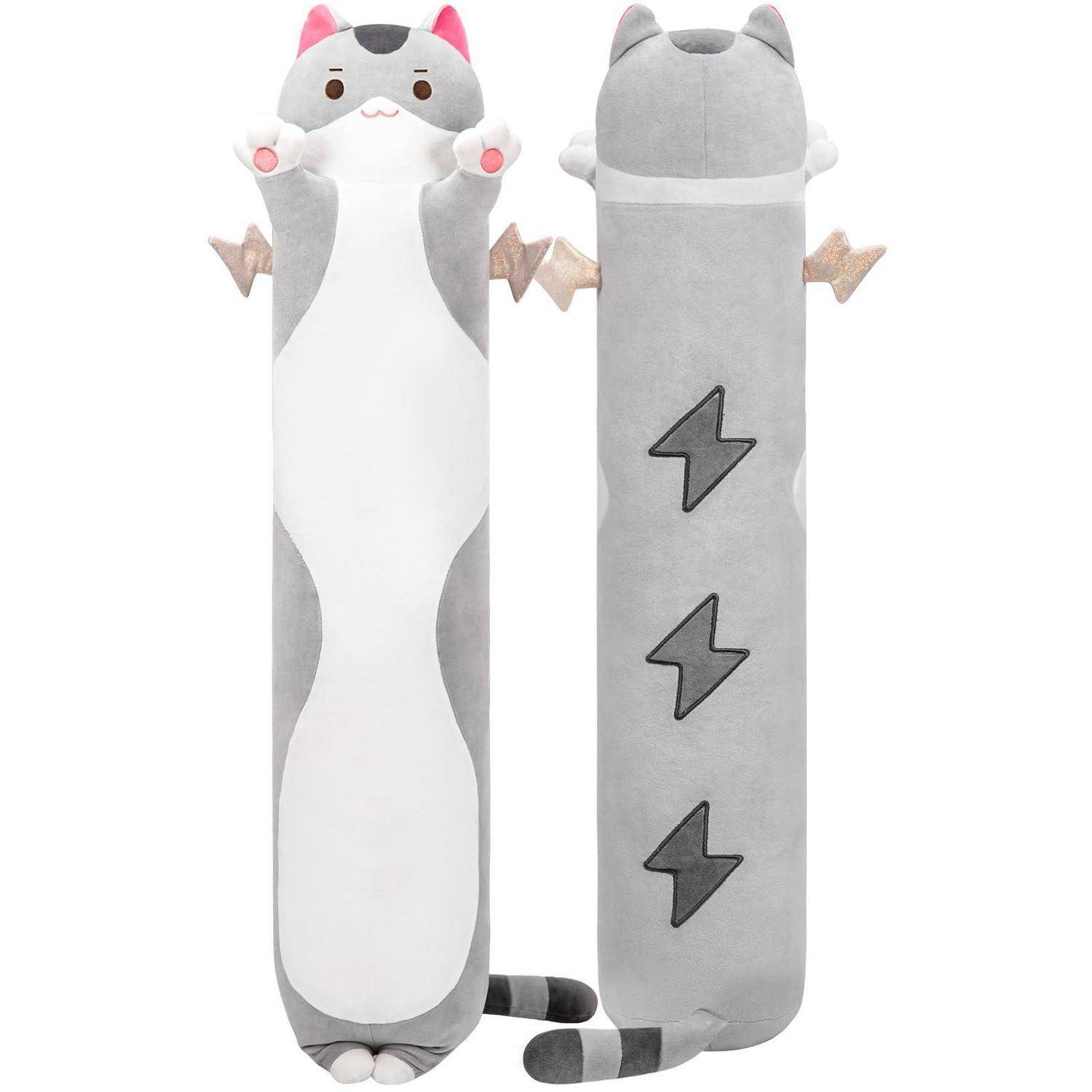 Plüsch-Körperkissen in Grau und Weiß mit Katzenform, von vorn und hinten gezeigt, mit rosafarbenen Ohren, Pfoten, Blitzbolz-Schwanz und Blitzdetails an der Seite.